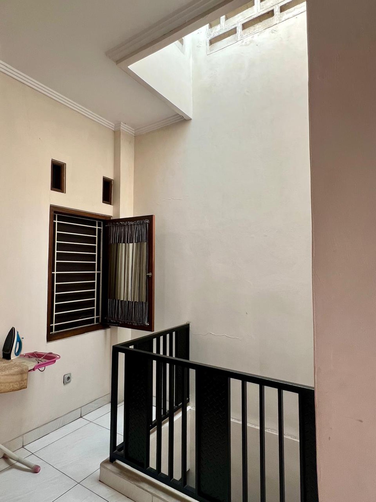 Rumah 2 Lantai di Jakarta Barat Siap Huni ada 5 Kamar Tidur dan 3 Kamar Mandi @Grogol, Jakarta Barat