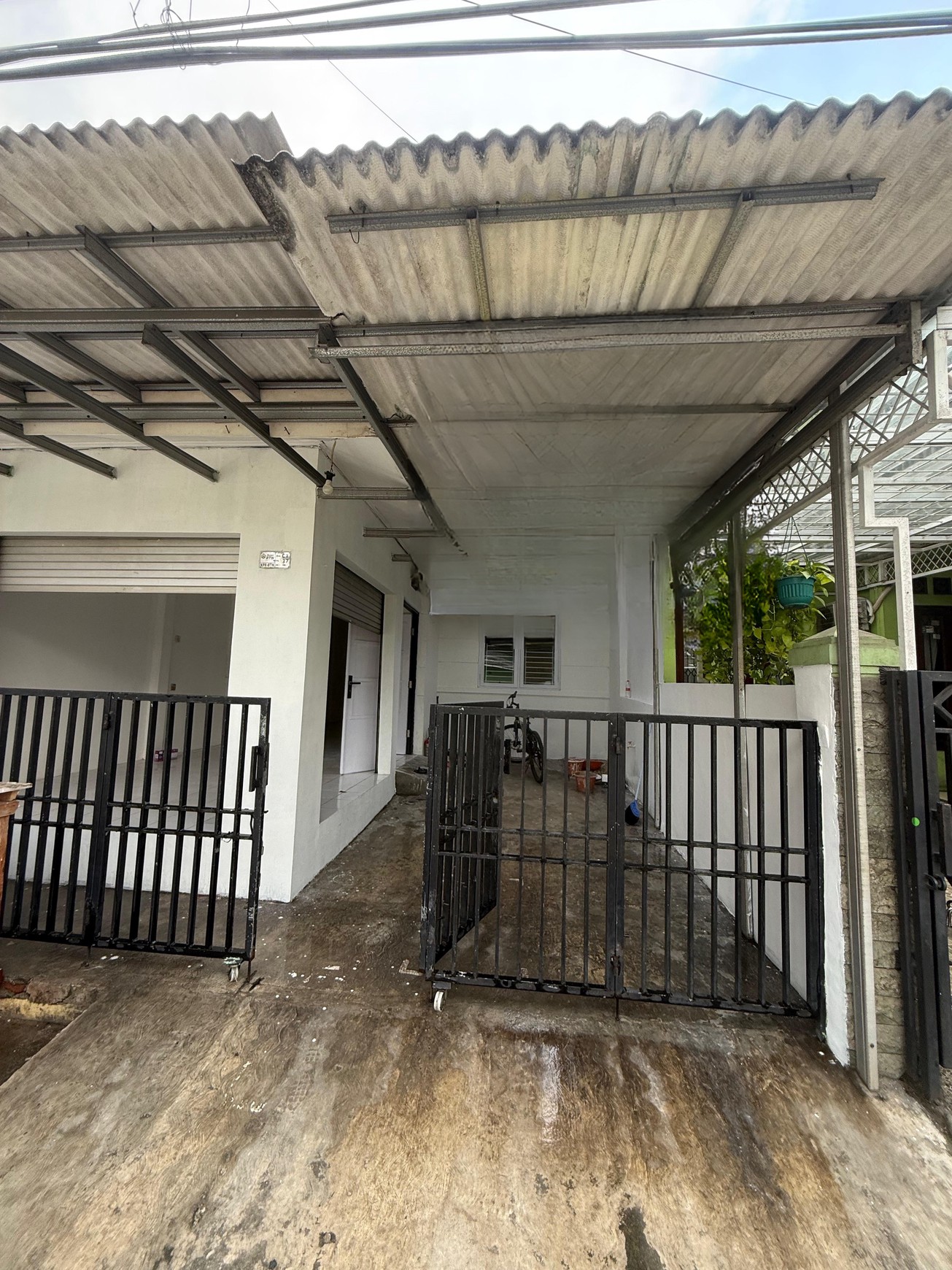 Rumah 1 Lantai dengan Lahan Luas Cocok untuk Usaha Harga Menarik di Krukut 