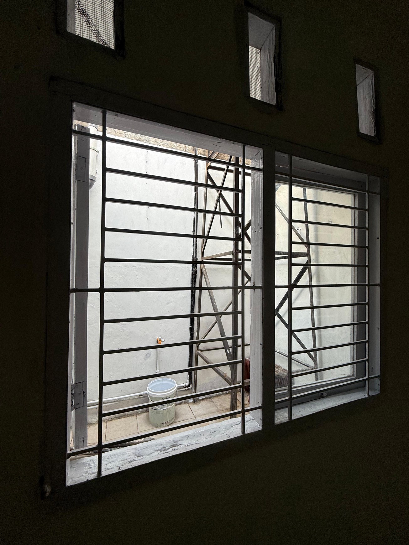 Rumah 1 Lantai dengan Lahan Luas Cocok untuk Usaha Harga Menarik di Krukut 