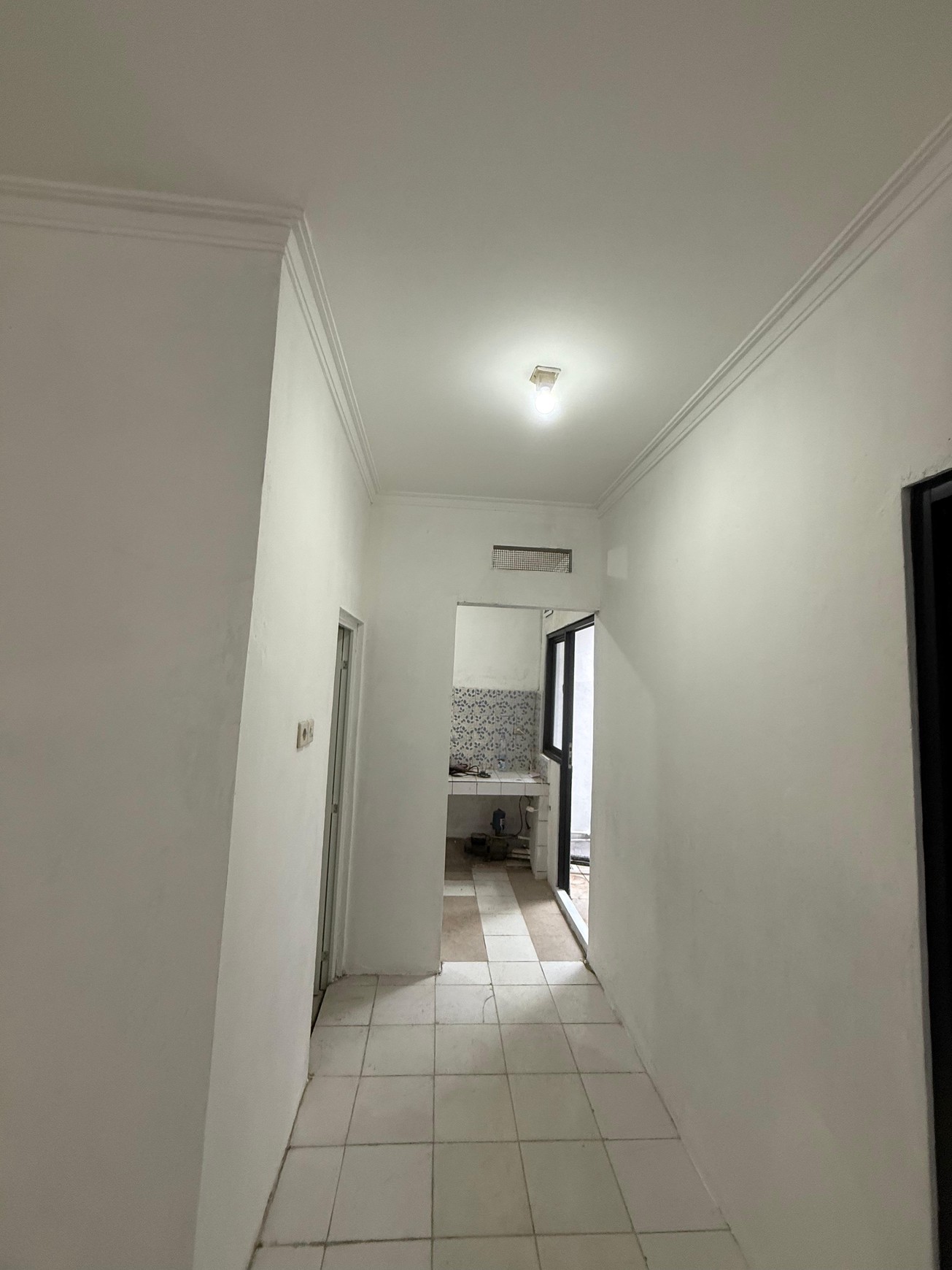 Rumah 1 Lantai dengan Lahan Luas Cocok untuk Usaha Harga Menarik di Krukut 