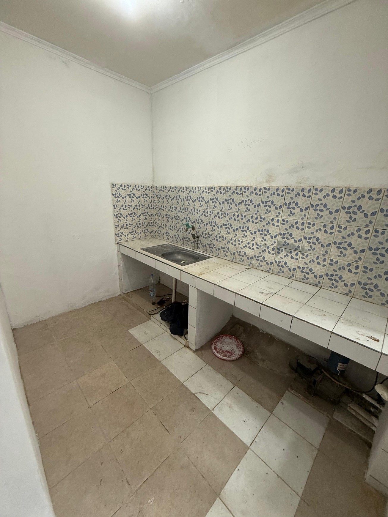 Rumah 1 Lantai dengan Lahan Luas Cocok untuk Usaha Harga Menarik di Krukut 