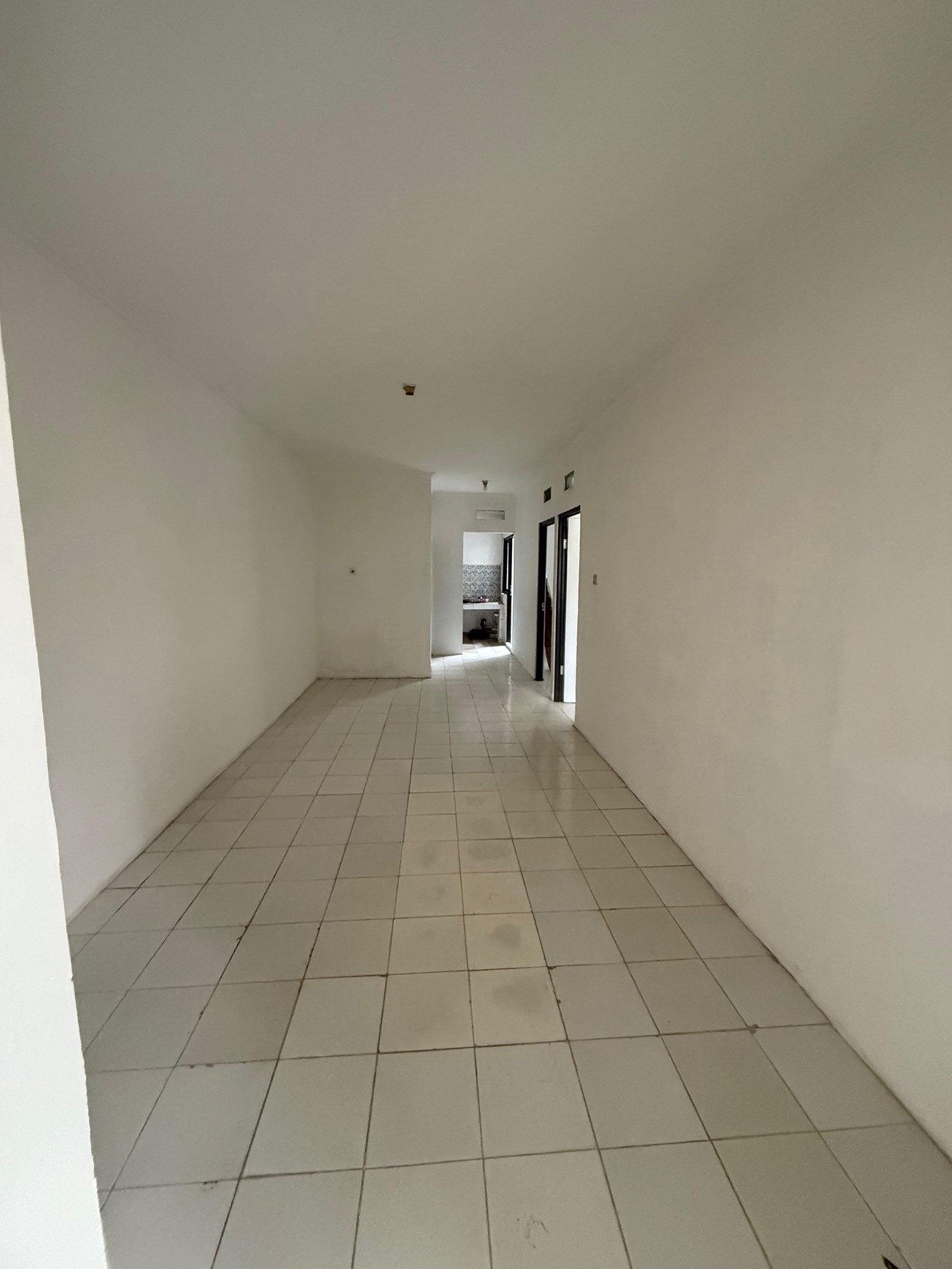 Rumah 1 Lantai dengan Lahan Luas Cocok untuk Usaha Harga Menarik di Krukut 