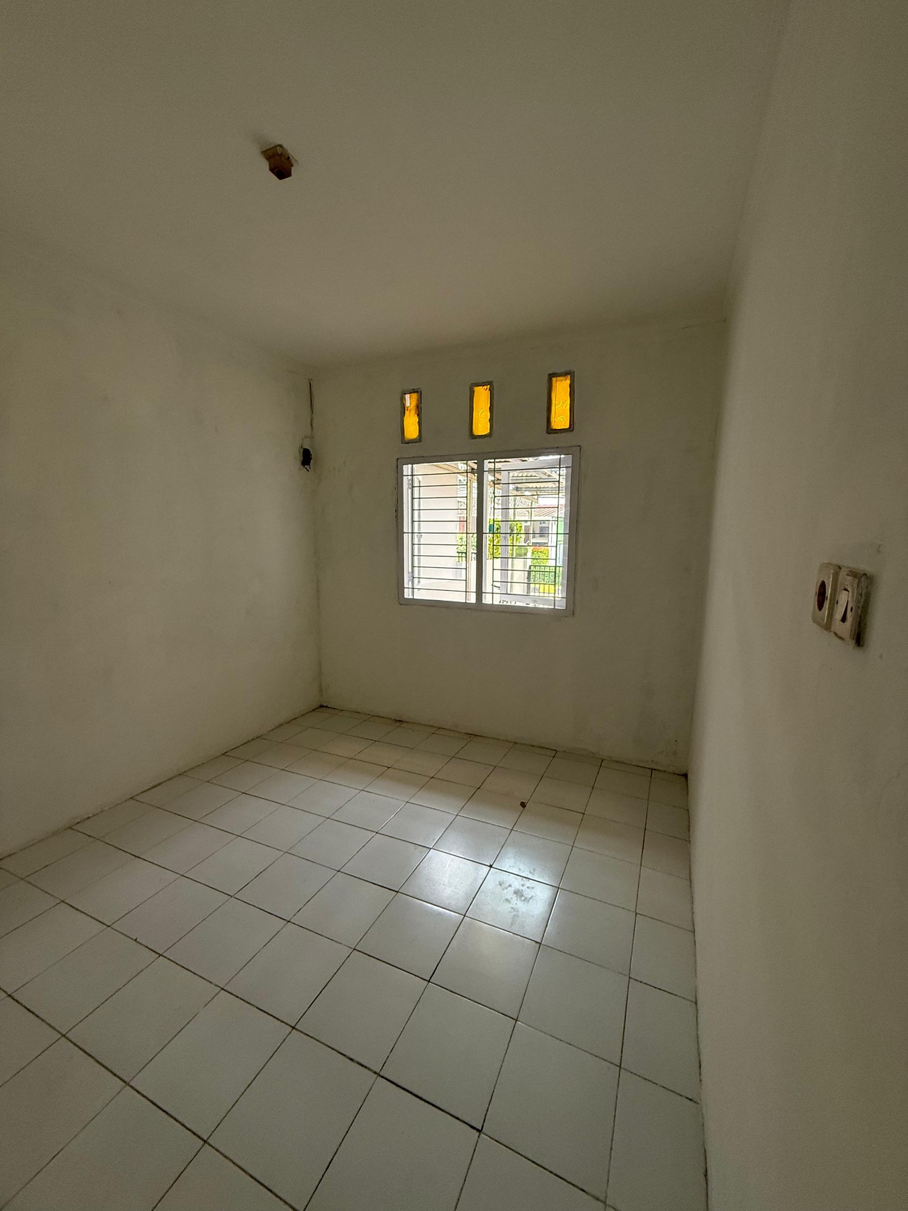 Rumah 1 Lantai dengan Lahan Luas Cocok untuk Usaha Harga Menarik di Krukut 