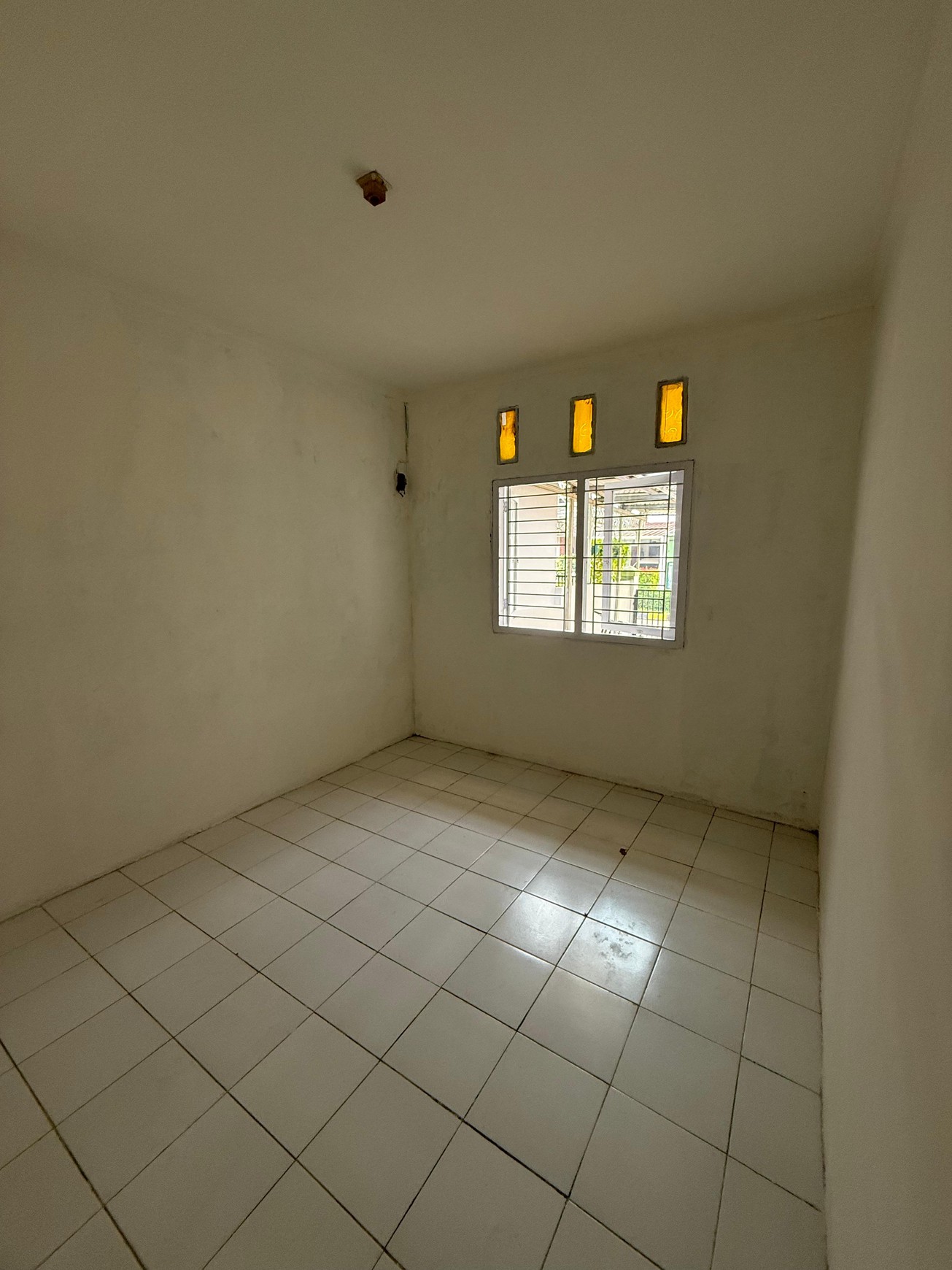 Rumah 1 Lantai dengan Lahan Luas Cocok untuk Usaha Harga Menarik di Krukut 