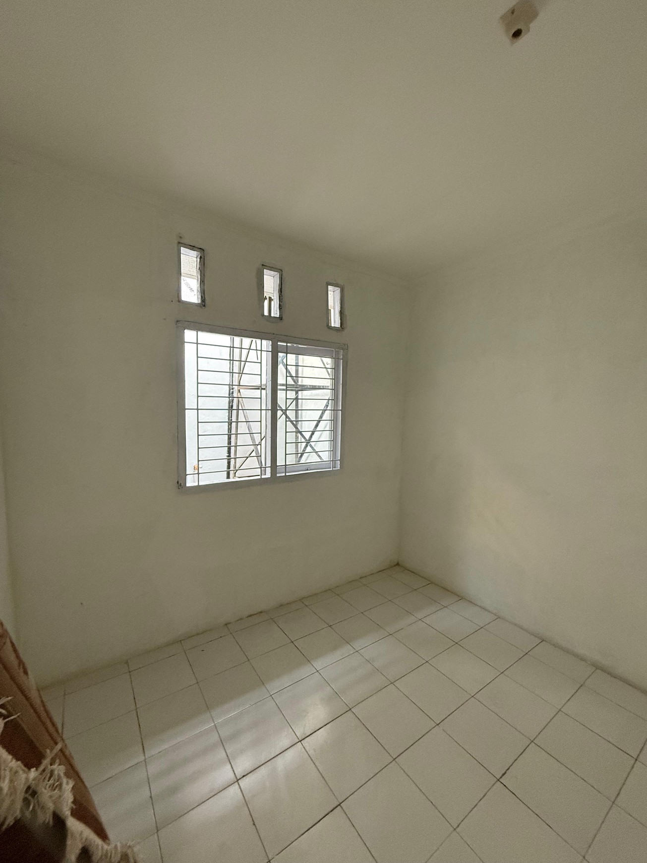 Rumah 1 Lantai dengan Lahan Luas Cocok untuk Usaha Harga Menarik di Krukut 