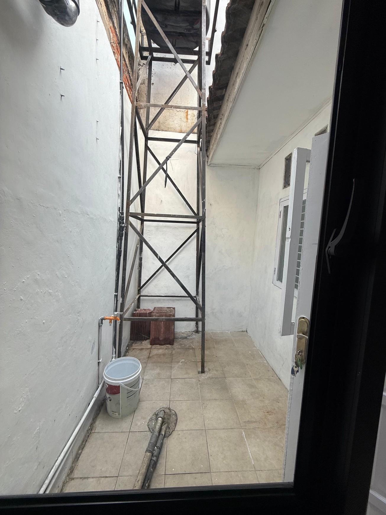 Rumah 1 Lantai dengan Lahan Luas Cocok untuk Usaha Harga Menarik di Krukut 