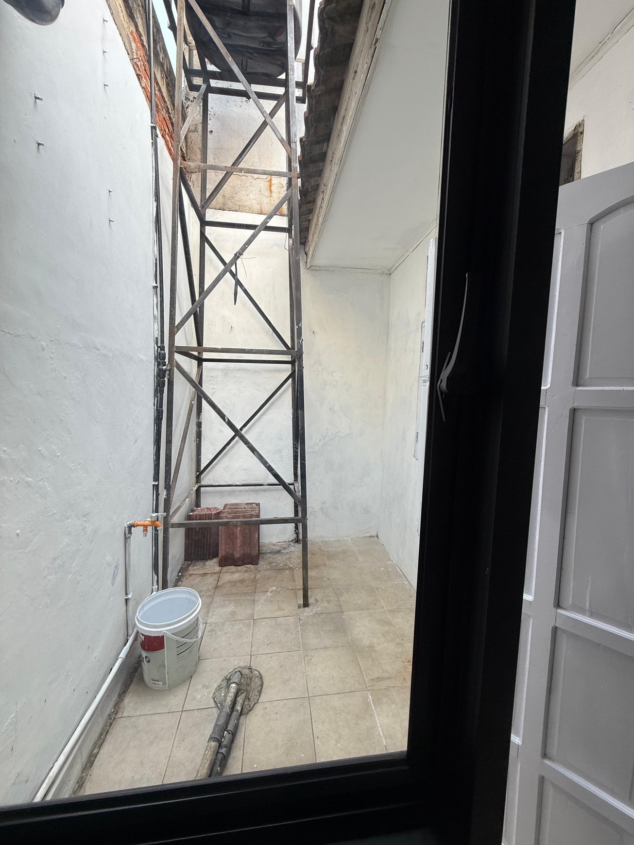 Rumah 1 Lantai dengan Lahan Luas Cocok untuk Usaha Harga Menarik di Krukut 