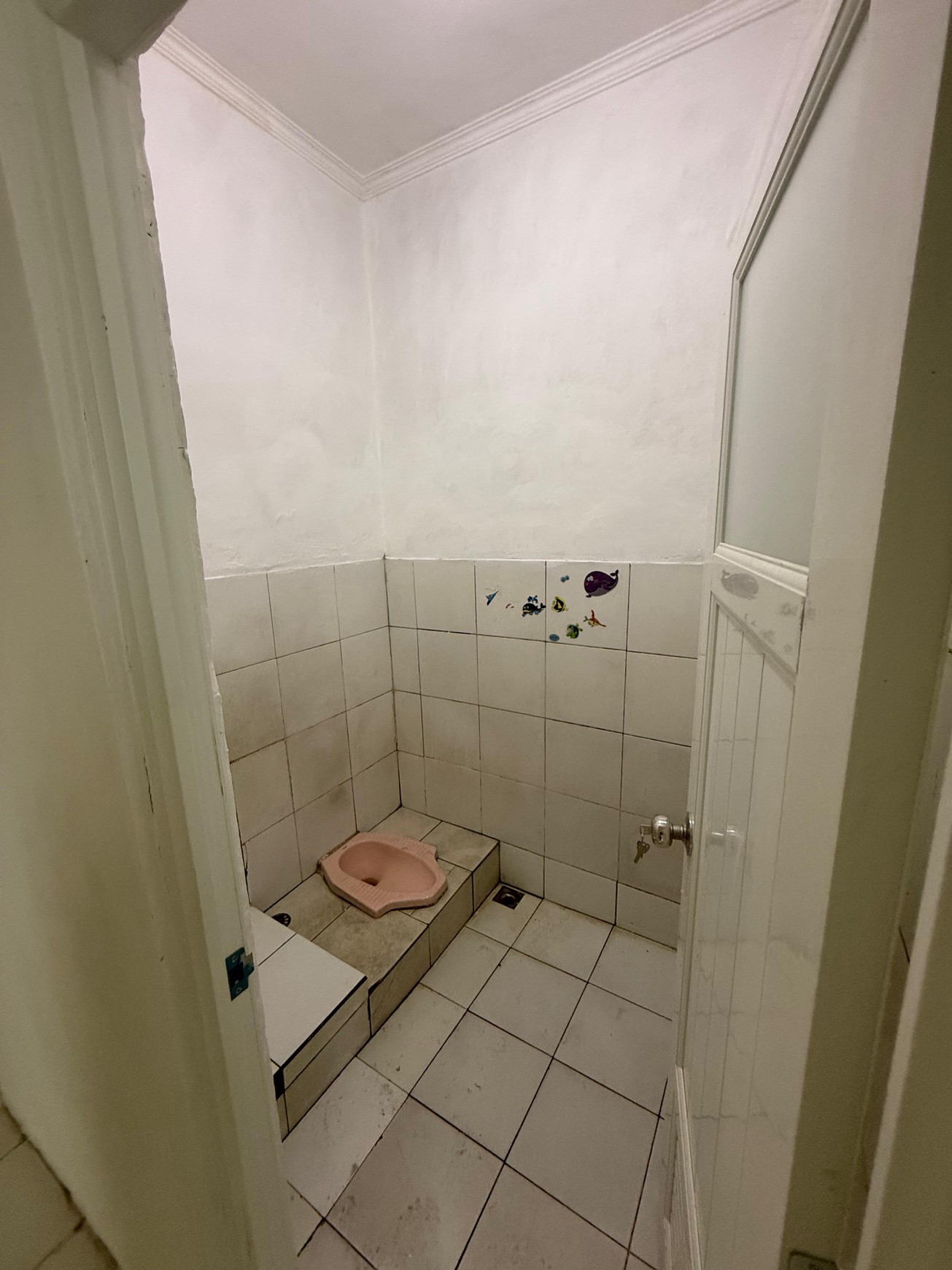 Rumah 1 Lantai dengan Lahan Luas Cocok untuk Usaha Harga Menarik di Krukut 