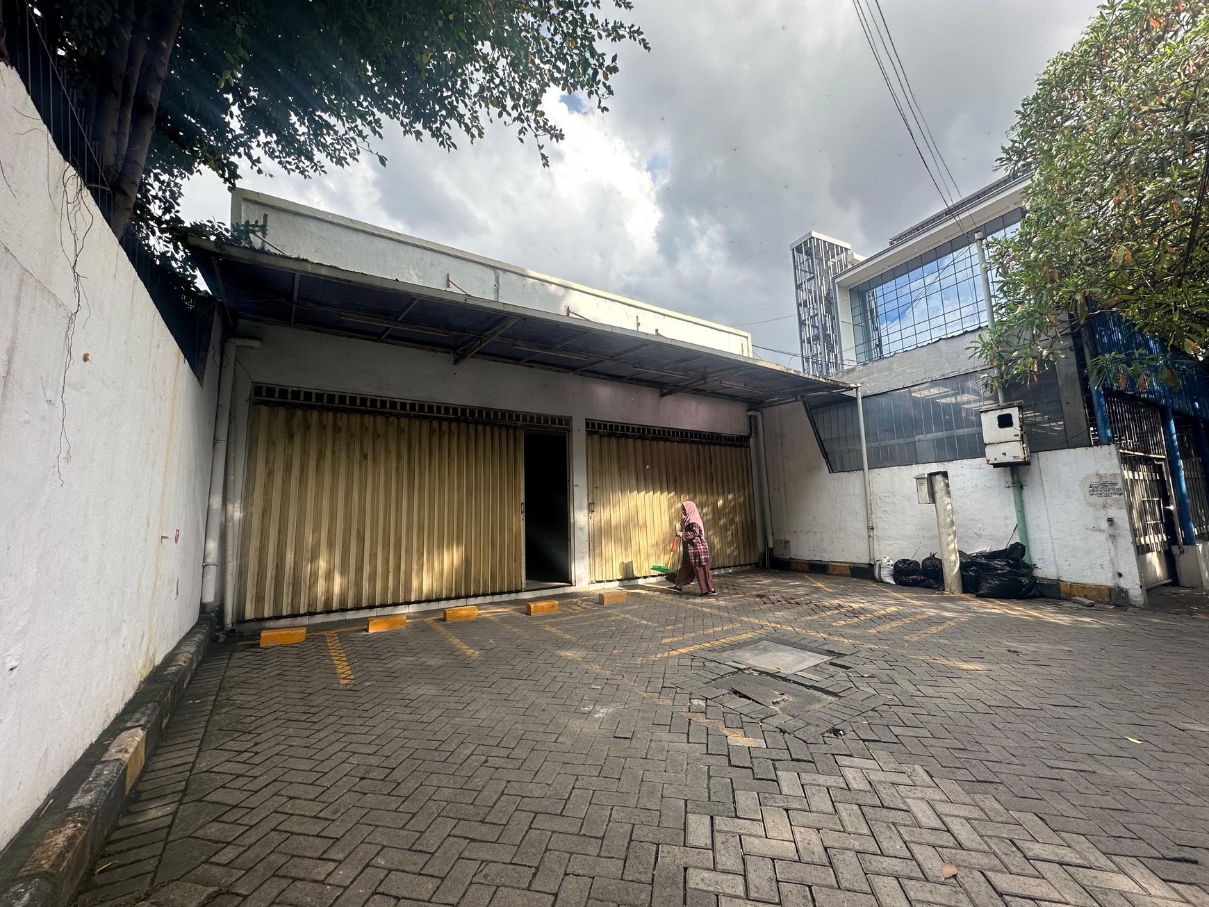  Jual Cepat Rumah Usaha di Raya Sukomanunggal Jaya Surabaya Barat - Harga Murah, Lokasi Terbaik!
