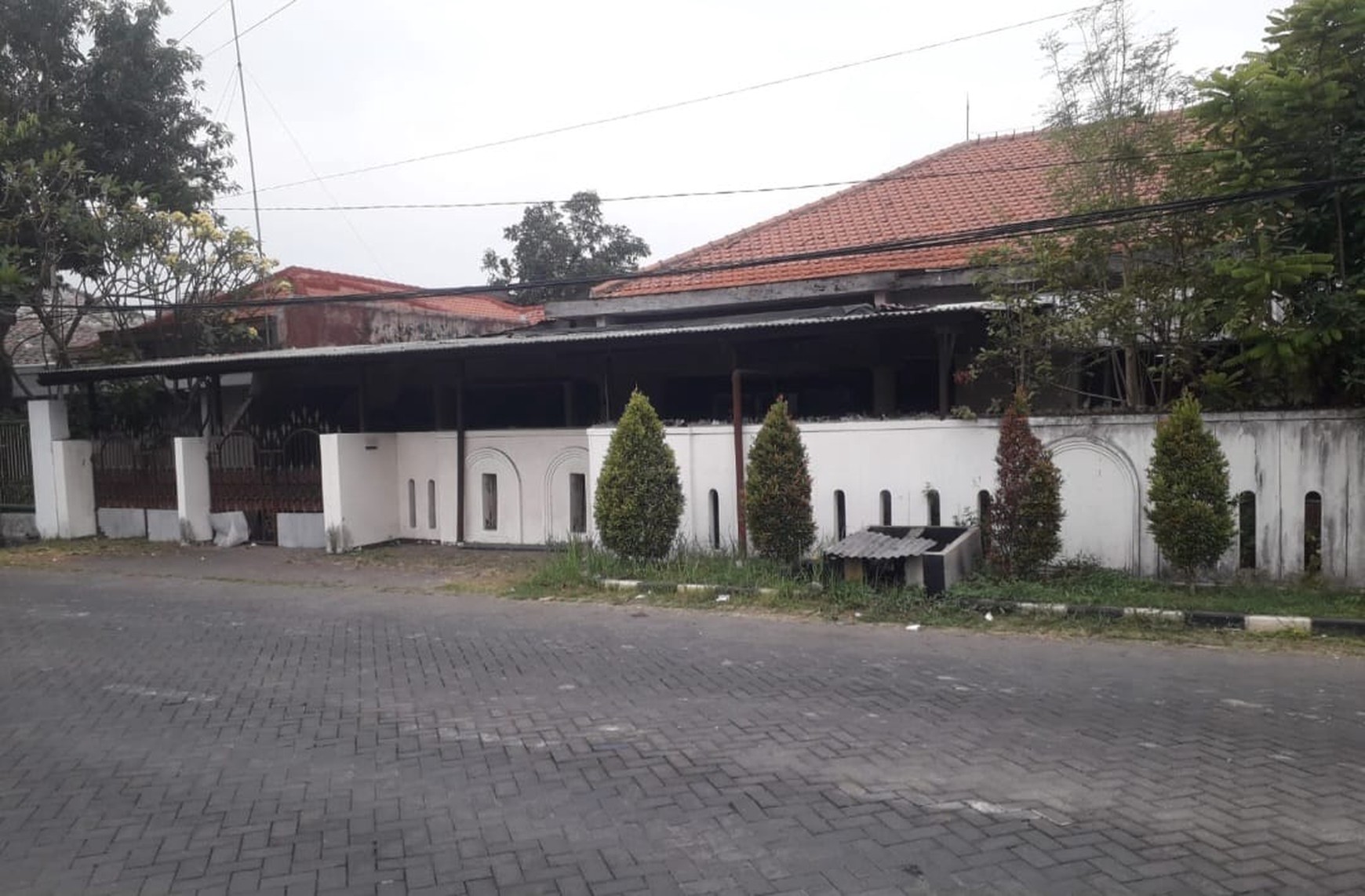 Dijual Cepat Rumah Lama HItung Tanah Luas Di Prapen Indah Surabaya