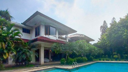 Dijual Rumah Mewah dan Tenang di Pondok Indah