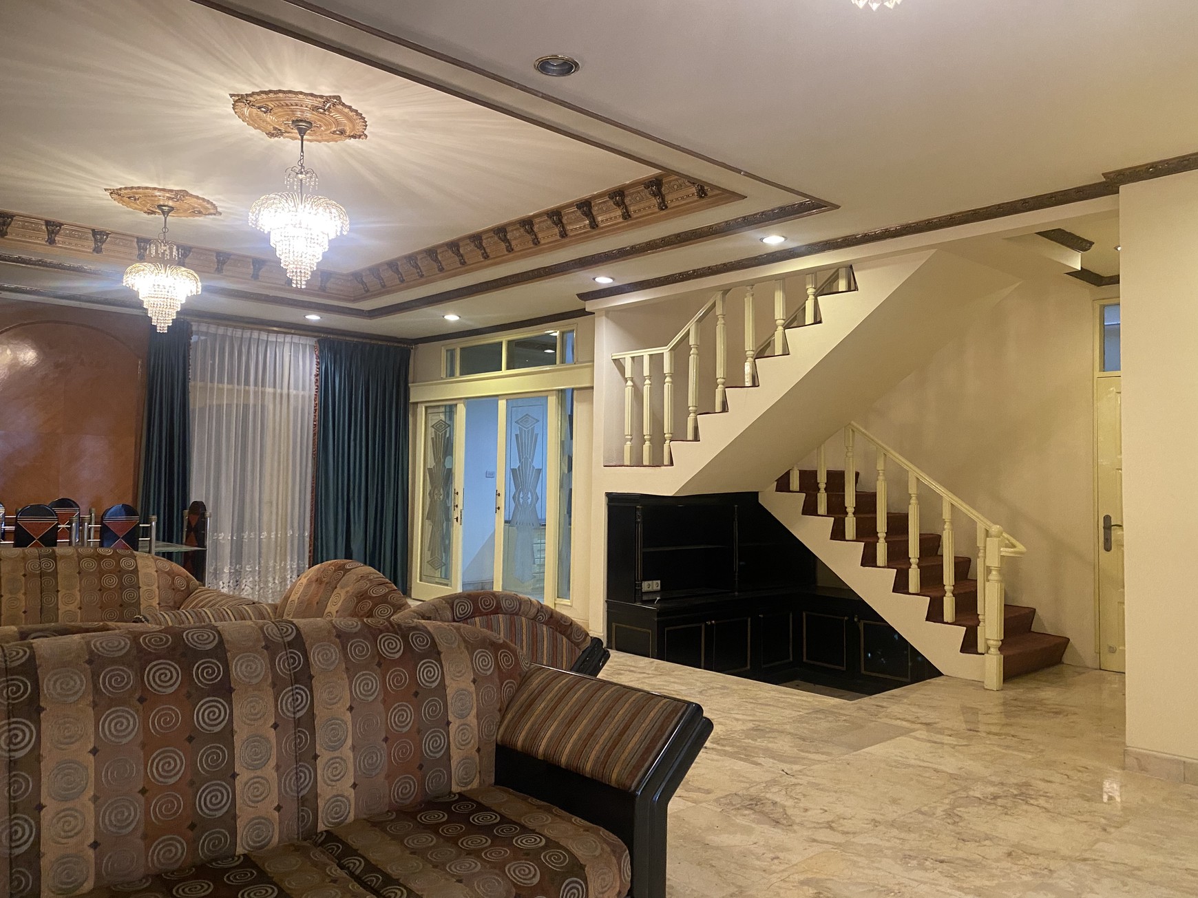 rumah nyaman hadap timur