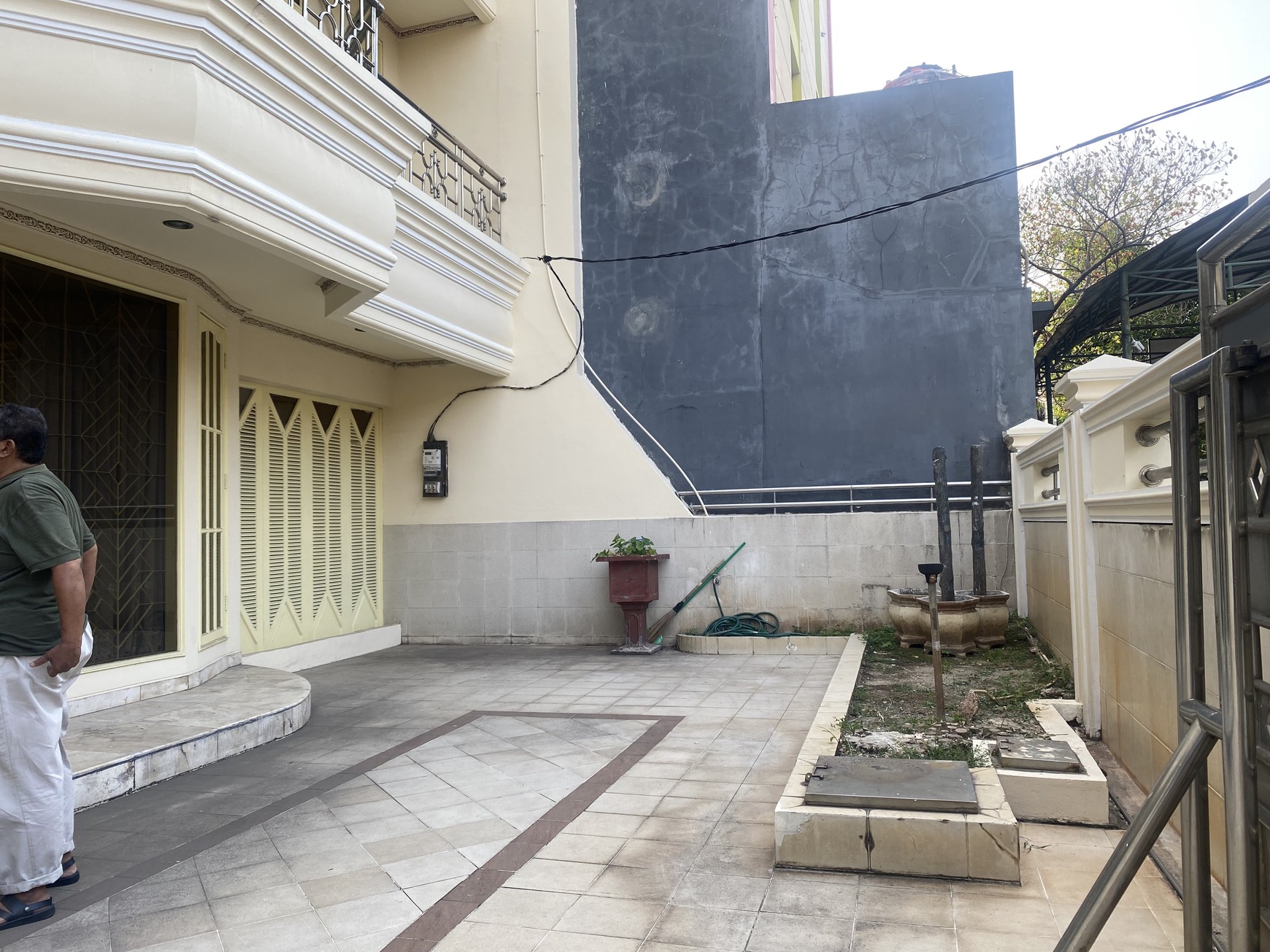 rumah nyaman hadap timur