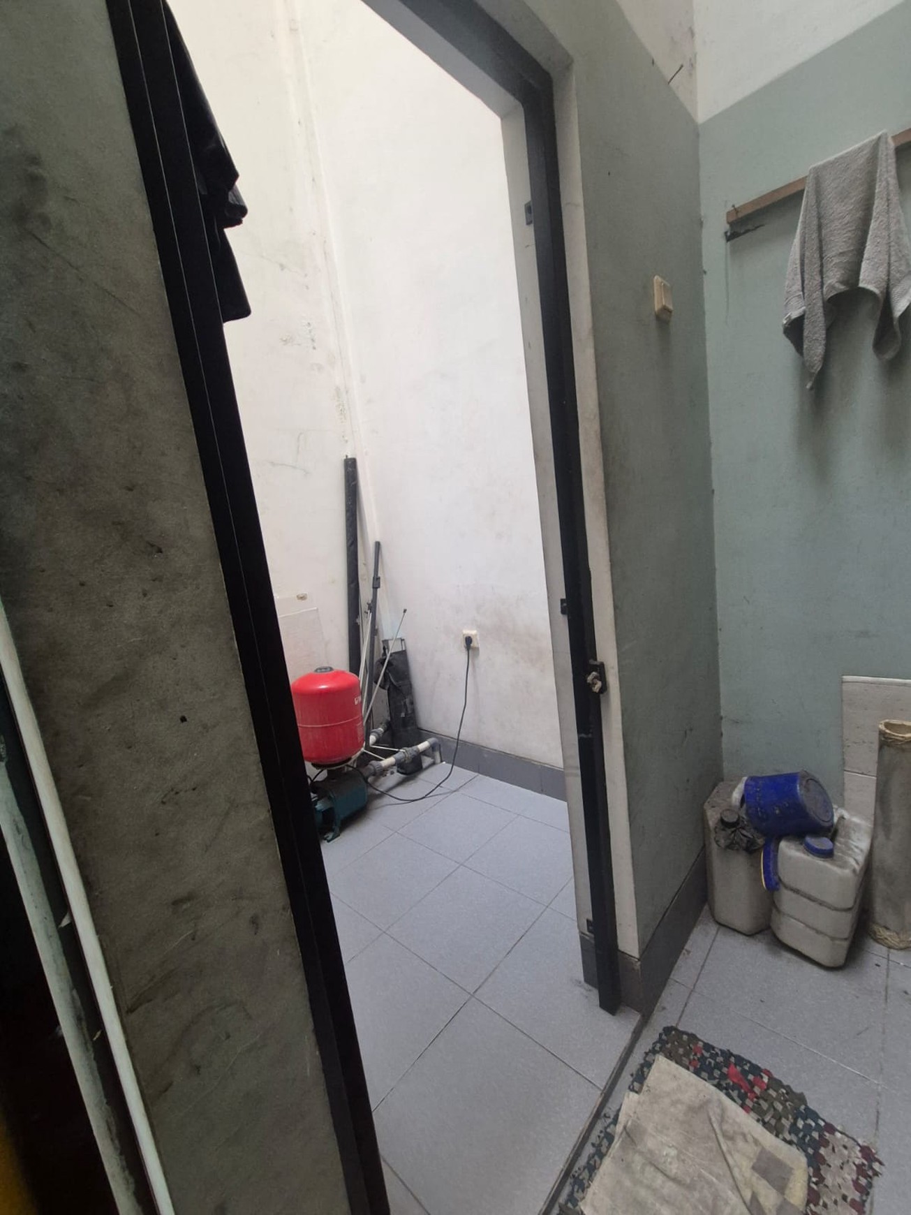 Disewakan bangunan komersial siap pakai 3 lantai di Bratang Binangun, Ngagel, Surabaya Timur