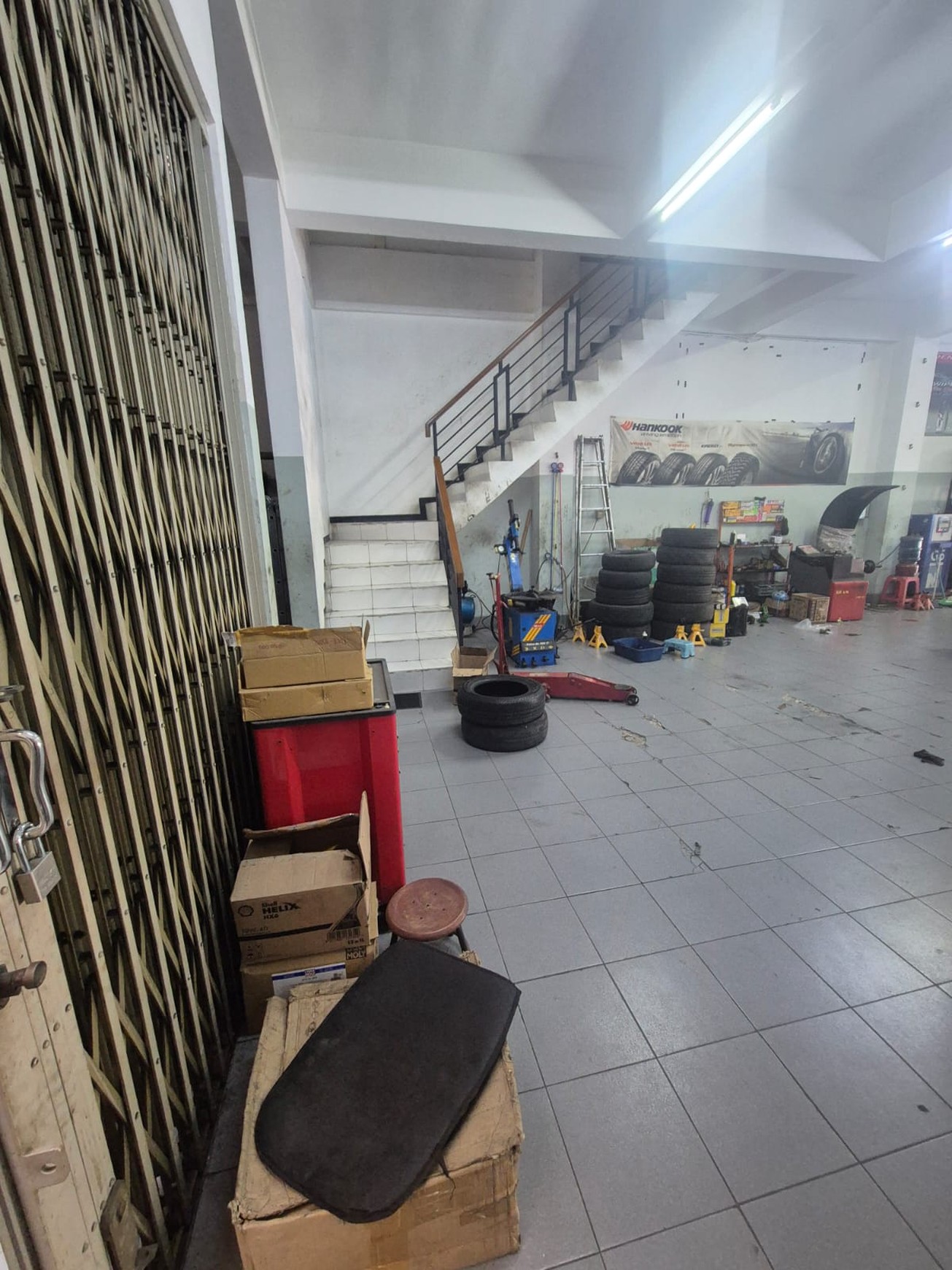 Disewakan bangunan komersial siap pakai 3 lantai di Bratang Binangun, Ngagel, Surabaya Timur