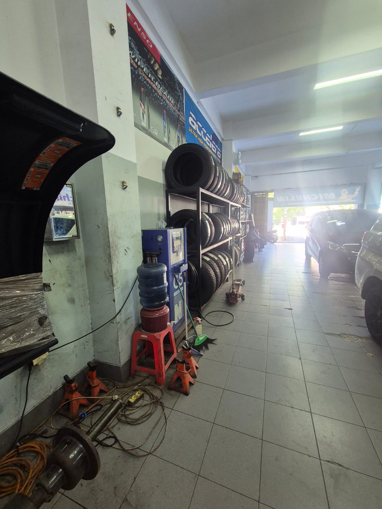 Disewakan bangunan komersial siap pakai 3 lantai di Bratang Binangun, Ngagel, Surabaya Timur