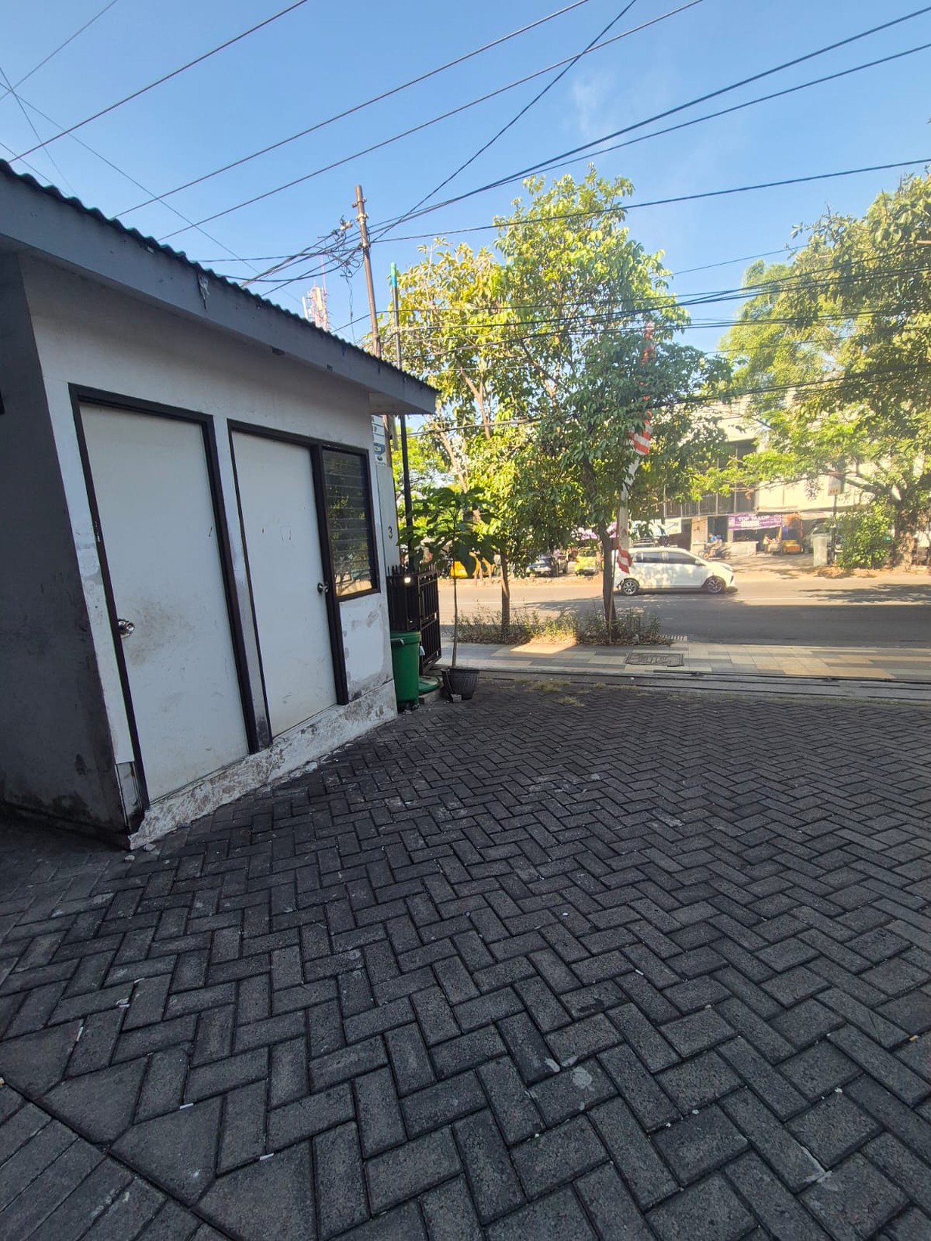 Disewakan bangunan komersial siap pakai 3 lantai di Bratang Binangun, Ngagel, Surabaya Timur