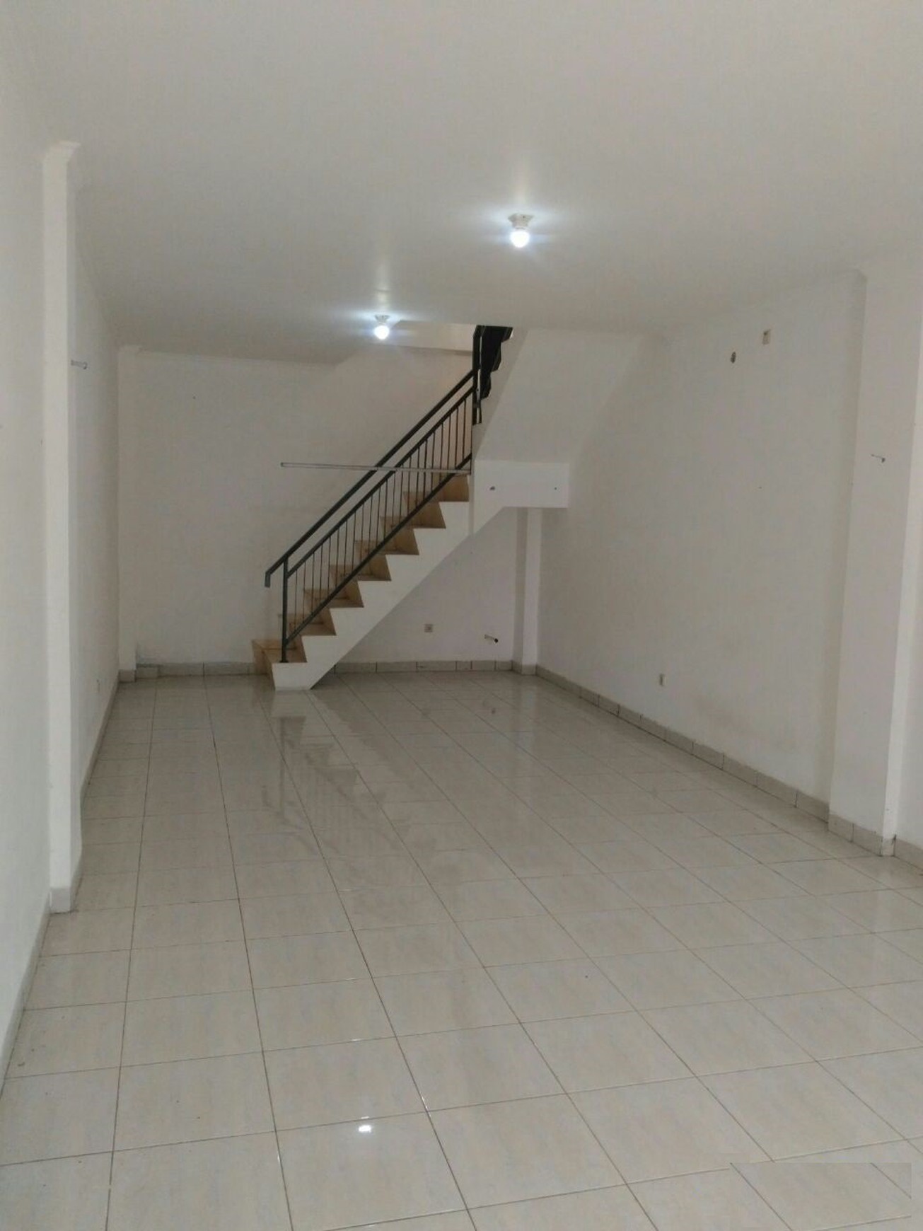 Ruko 3 Lantai, Harga  Murah Lokasi  Strategis di Jalan Raya  Ciputat