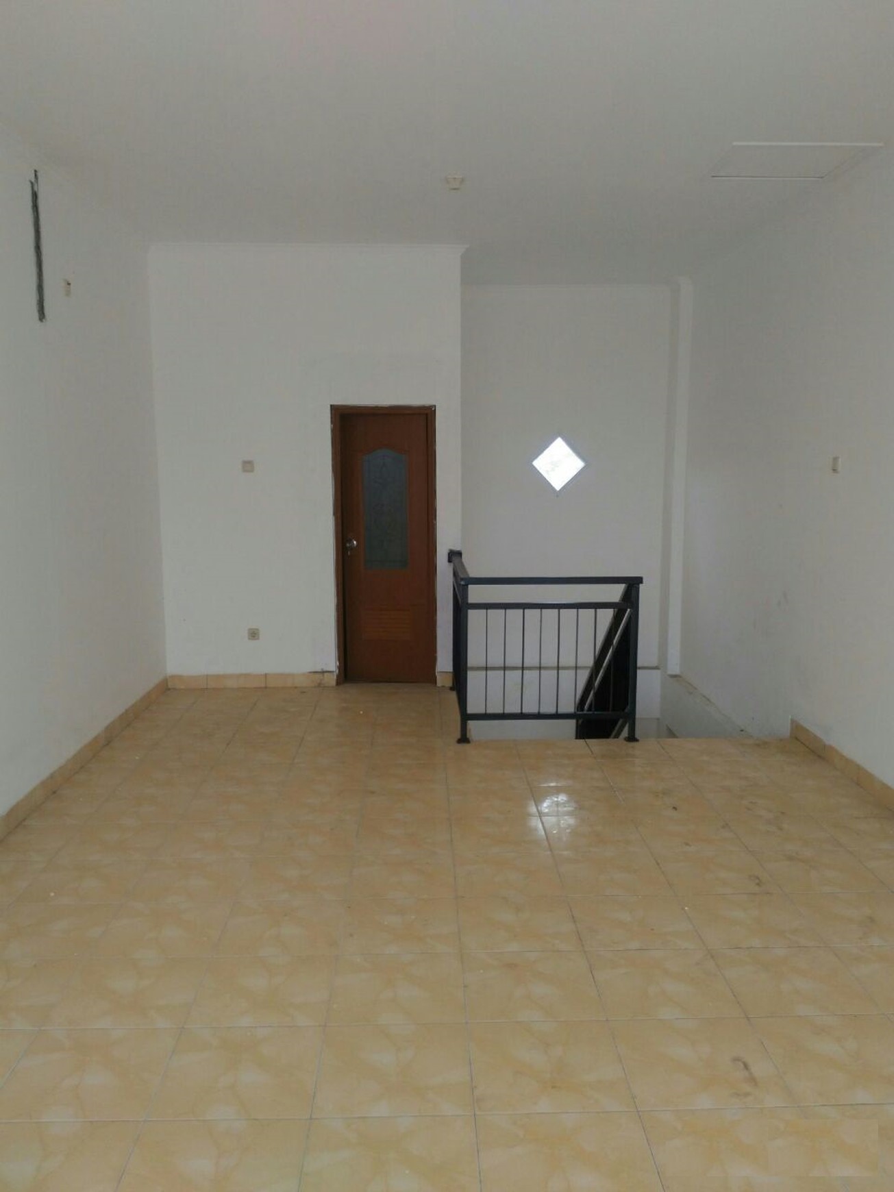 Ruko 3 Lantai, Harga  Murah Lokasi  Strategis di Jalan Raya  Ciputat