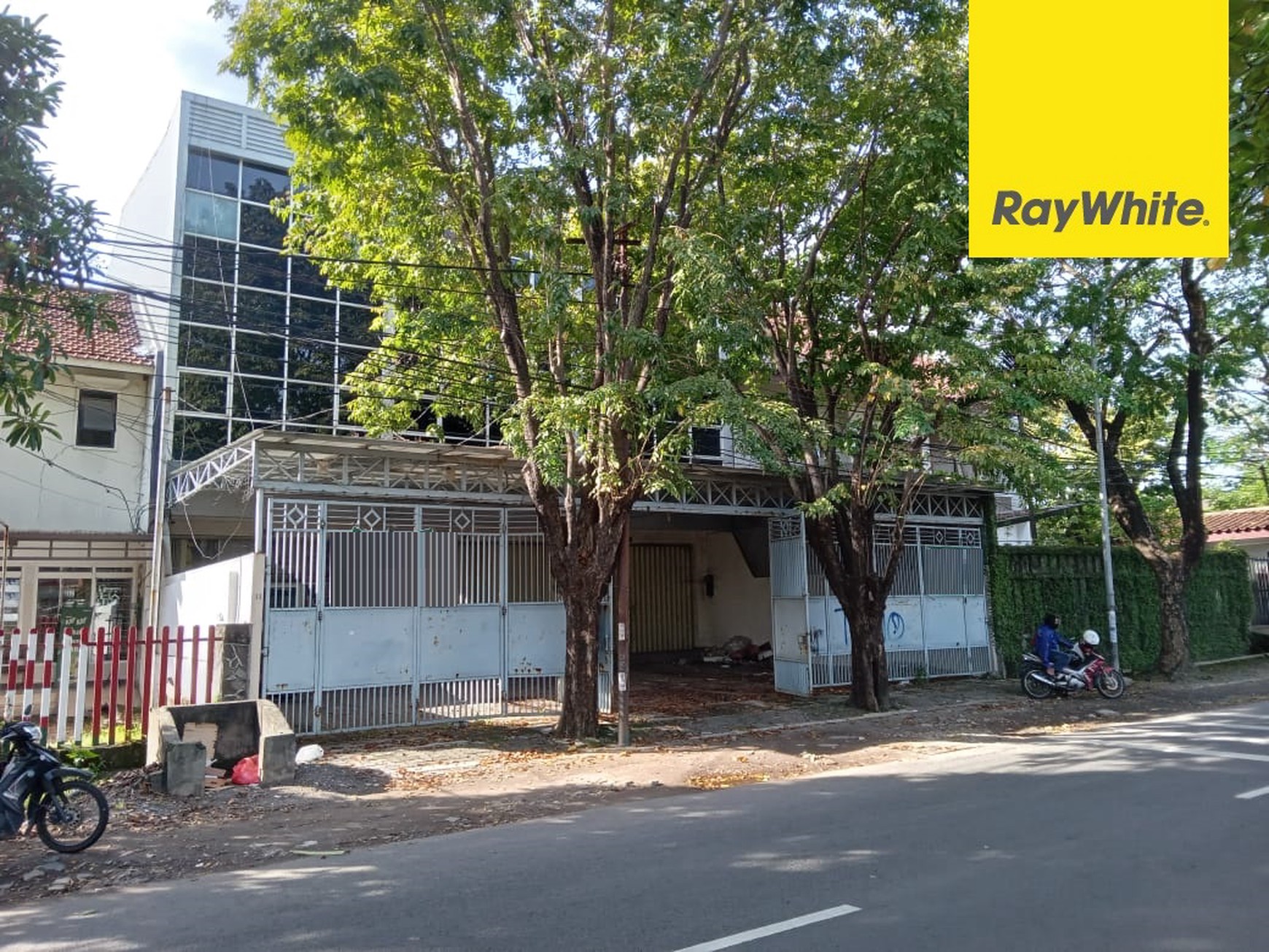 Disewakan Ruko 3,5 lantai di Jalan Raya Tenggilis Surabaya