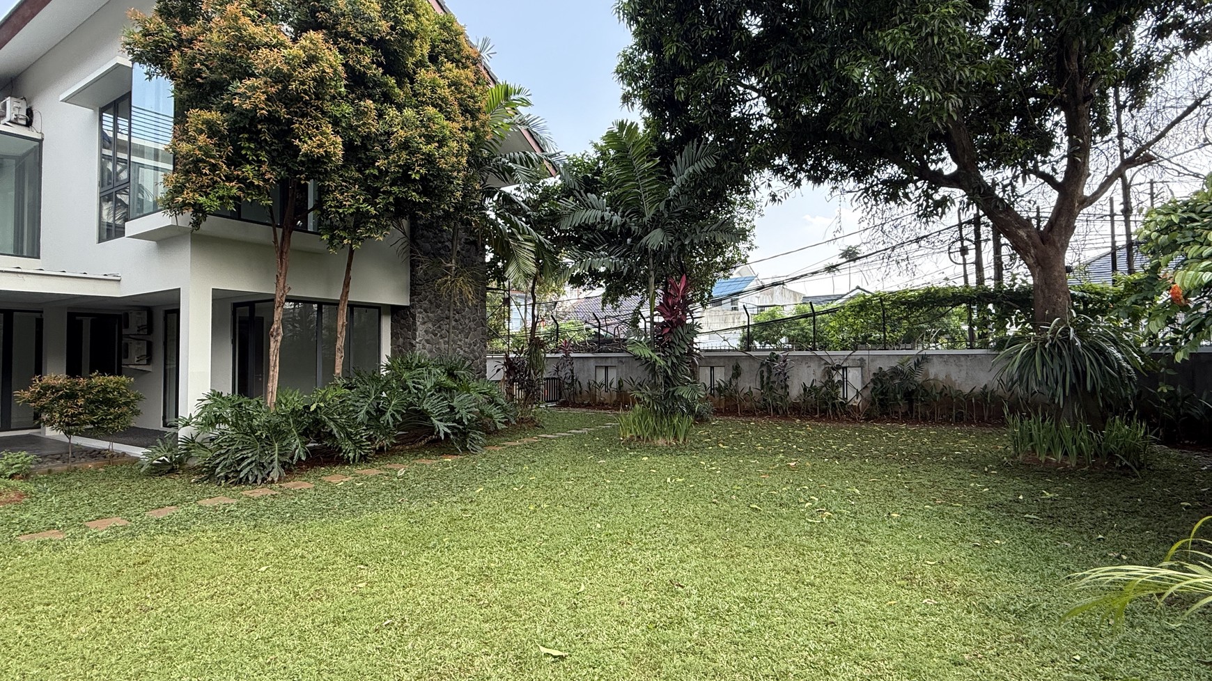 BIG, MODERN AND BEAUTIFUL HOUSE AT CIPETE AREA
