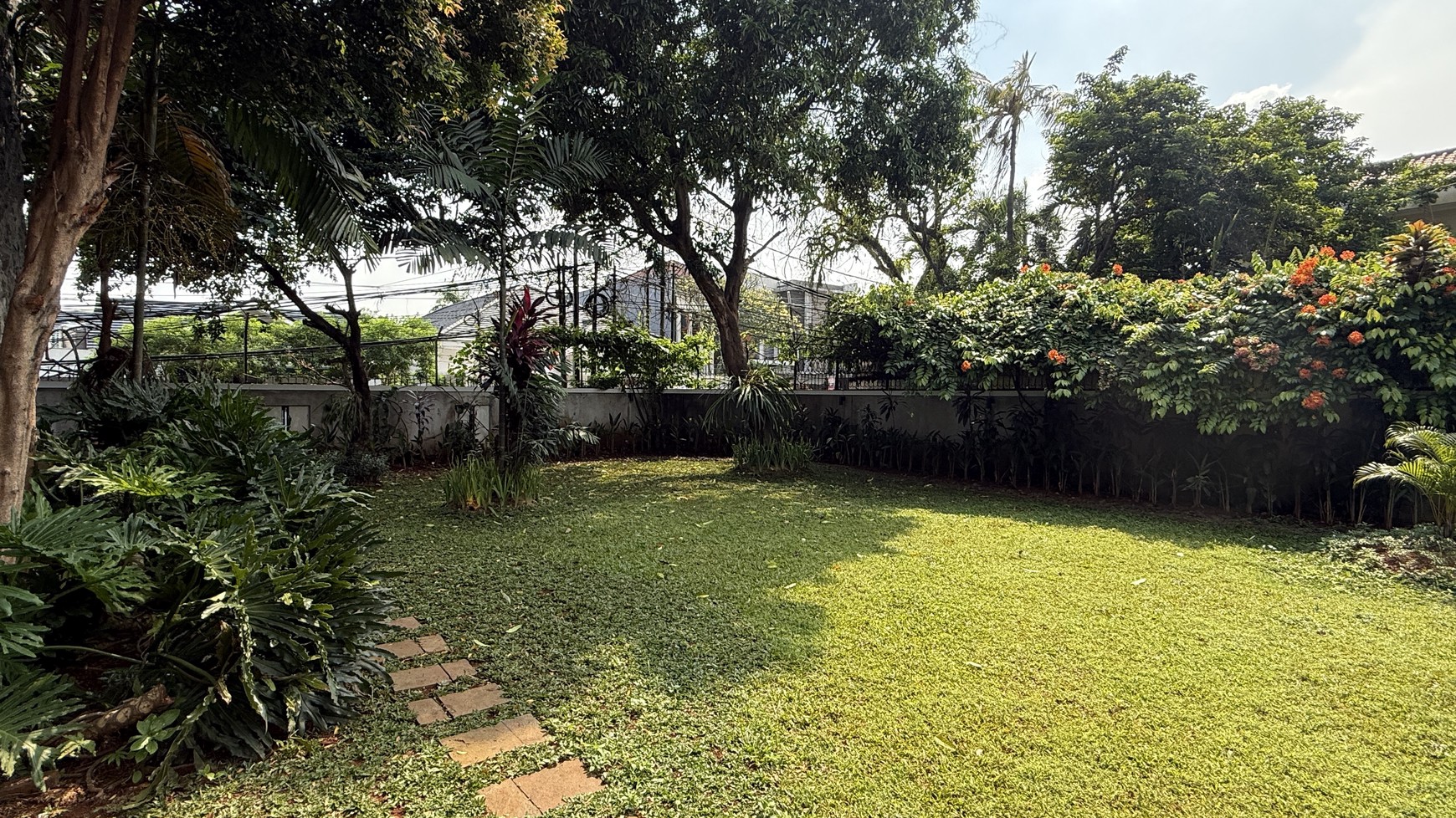 BIG, MODERN AND BEAUTIFUL HOUSE AT CIPETE AREA