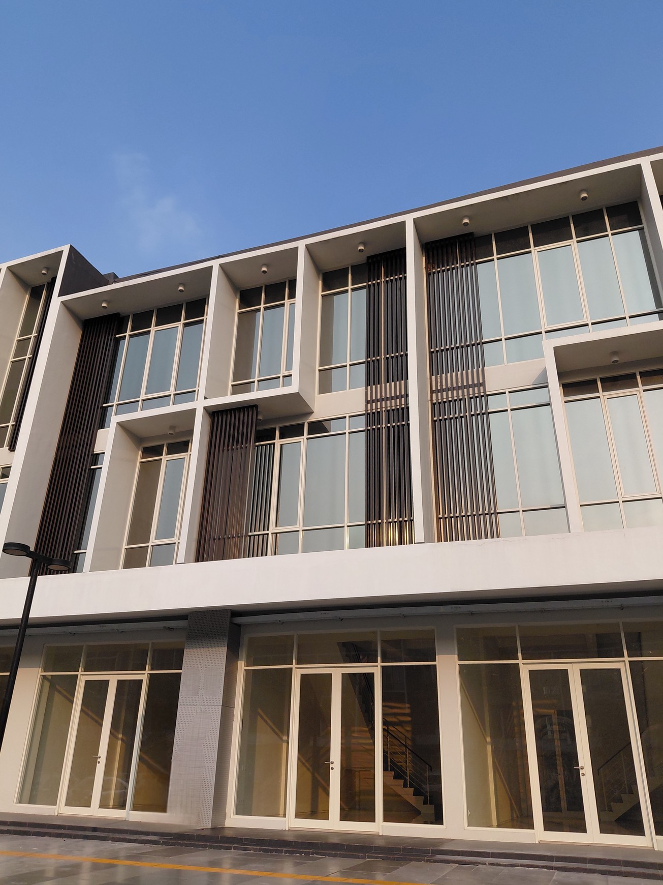 MURAH 2,1 M-an Dijual Ruko North West Citraland Surabaya Barat - Parkiran Mobil LUAS Ruko Murah