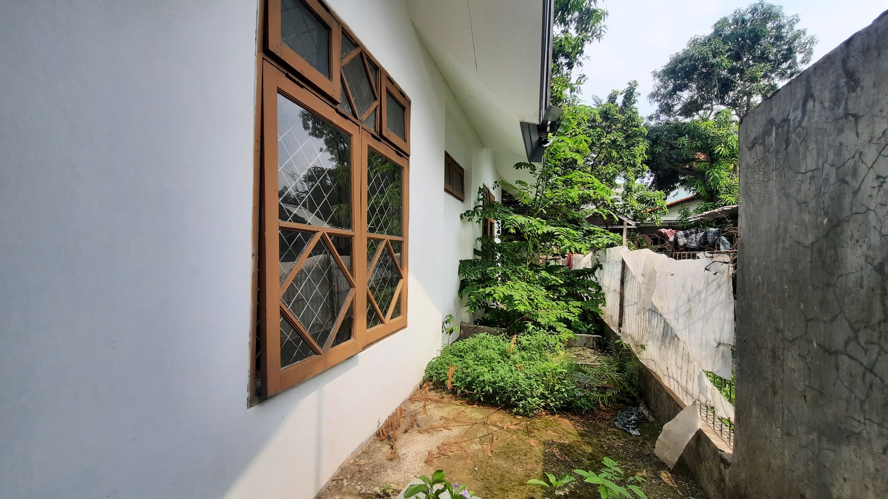 RUMAH DI LOKASI HOOK DEKAT DENGAN PUSAT KULINER RUKO ANGGREK PUSPA RAYA DAN BERBAGAI FASILITAS PUBLIK DI KOTA JABABEKA