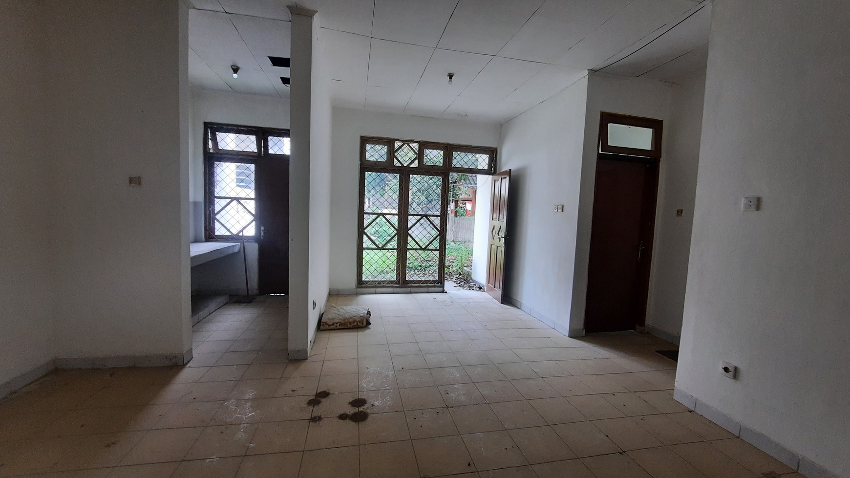 RUMAH DI LOKASI HOOK DEKAT DENGAN PUSAT KULINER RUKO ANGGREK PUSPA RAYA DAN BERBAGAI FASILITAS PUBLIK DI KOTA JABABEKA