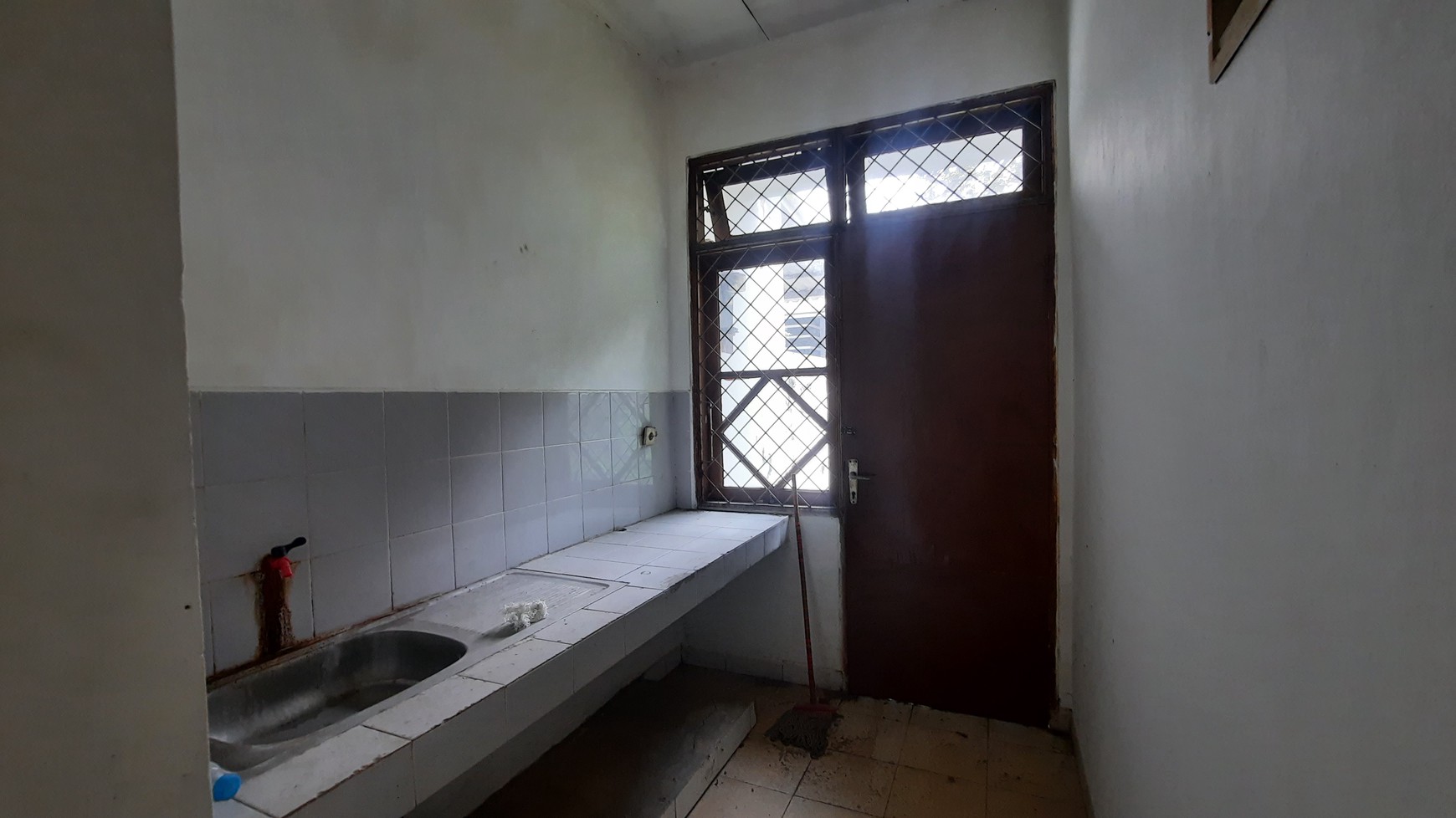 RUMAH DI LOKASI HOOK DEKAT DENGAN PUSAT KULINER RUKO ANGGREK PUSPA RAYA DAN BERBAGAI FASILITAS PUBLIK DI KOTA JABABEKA