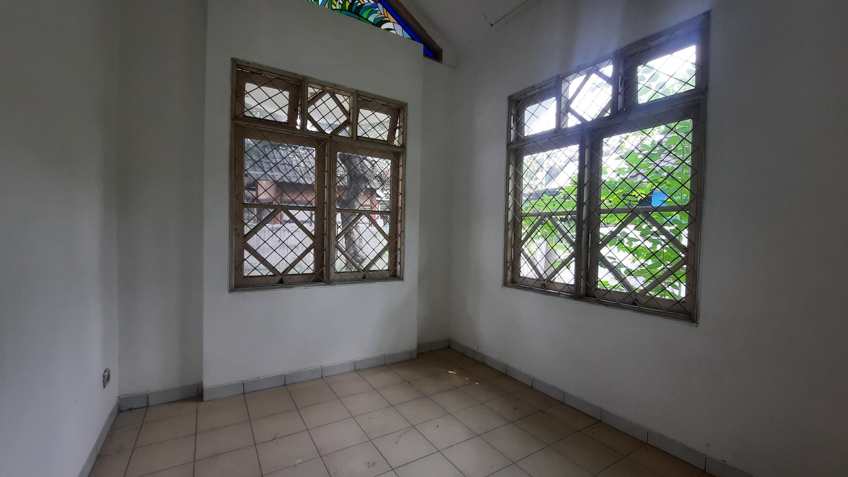 RUMAH DI LOKASI HOOK DEKAT DENGAN PUSAT KULINER RUKO ANGGREK PUSPA RAYA DAN BERBAGAI FASILITAS PUBLIK DI KOTA JABABEKA