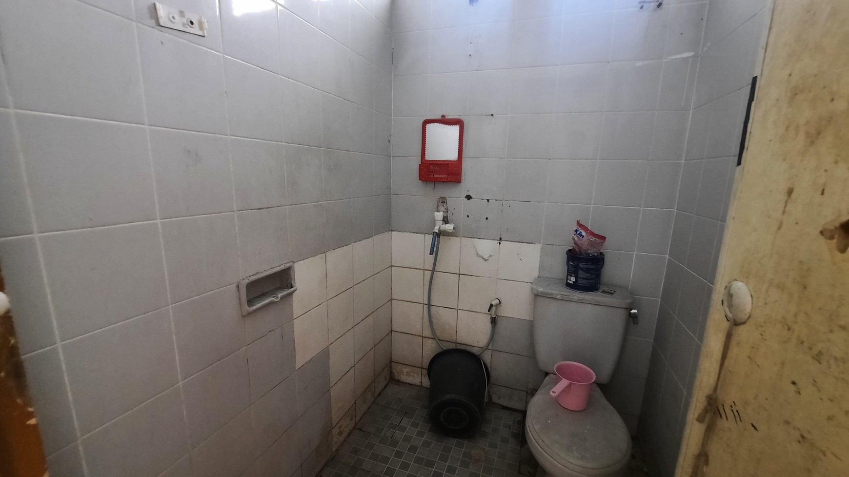 RUMAH DI LOKASI HOOK DEKAT DENGAN PUSAT KULINER RUKO ANGGREK PUSPA RAYA DAN BERBAGAI FASILITAS PUBLIK DI KOTA JABABEKA