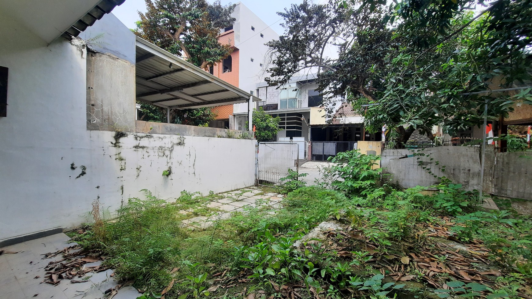 RUMAH DI LOKASI HOOK DEKAT DENGAN PUSAT KULINER RUKO ANGGREK PUSPA RAYA DAN BERBAGAI FASILITAS PUBLIK DI KOTA JABABEKA