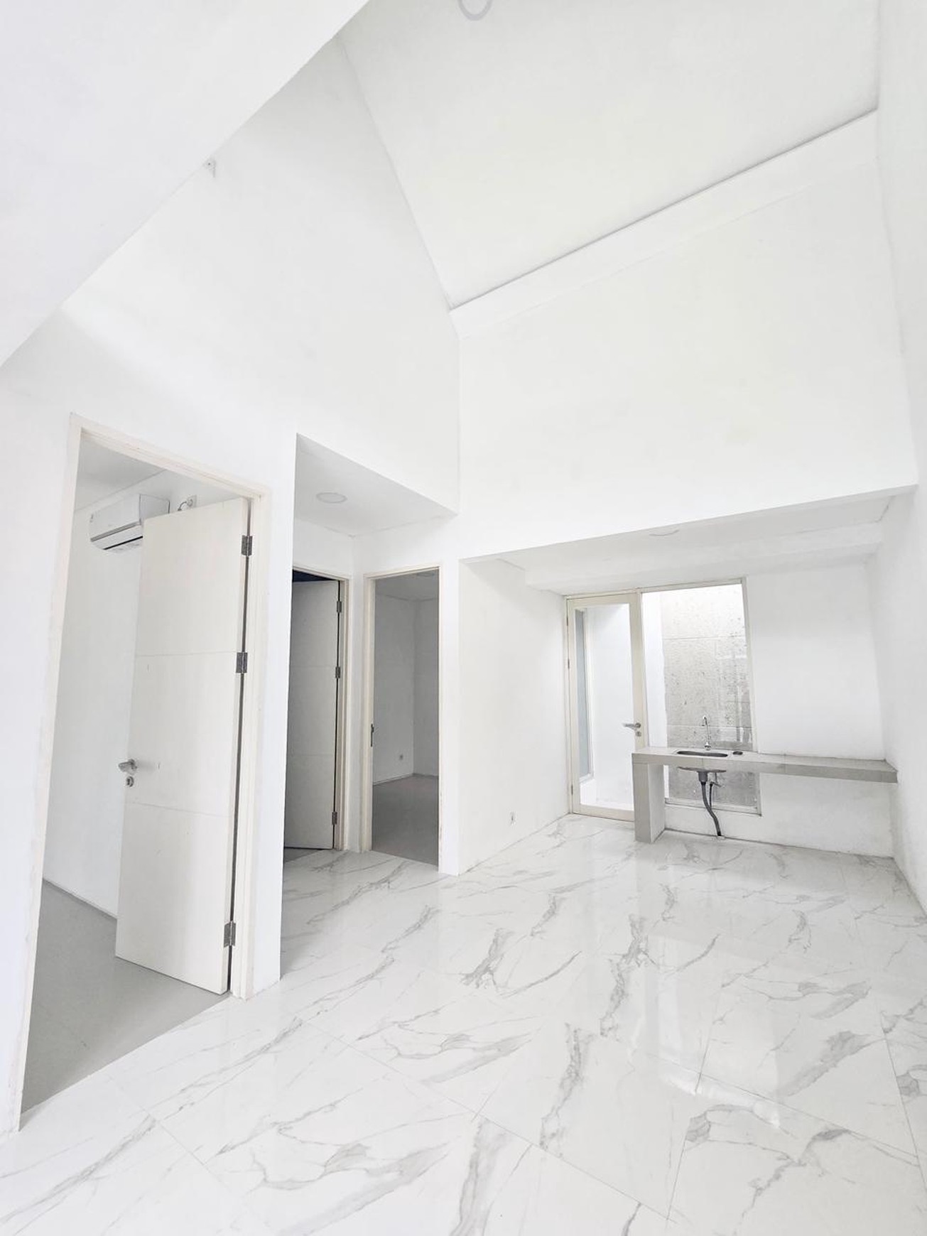 Dijual Rumah Sudah Renovasi High Celling North West Park Citraland