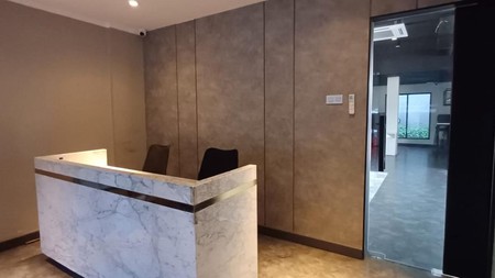 BANGUNAN EX KLINIK KECANTIKAN DI KEBAYORAN BARU, JAKARTA SELATAN