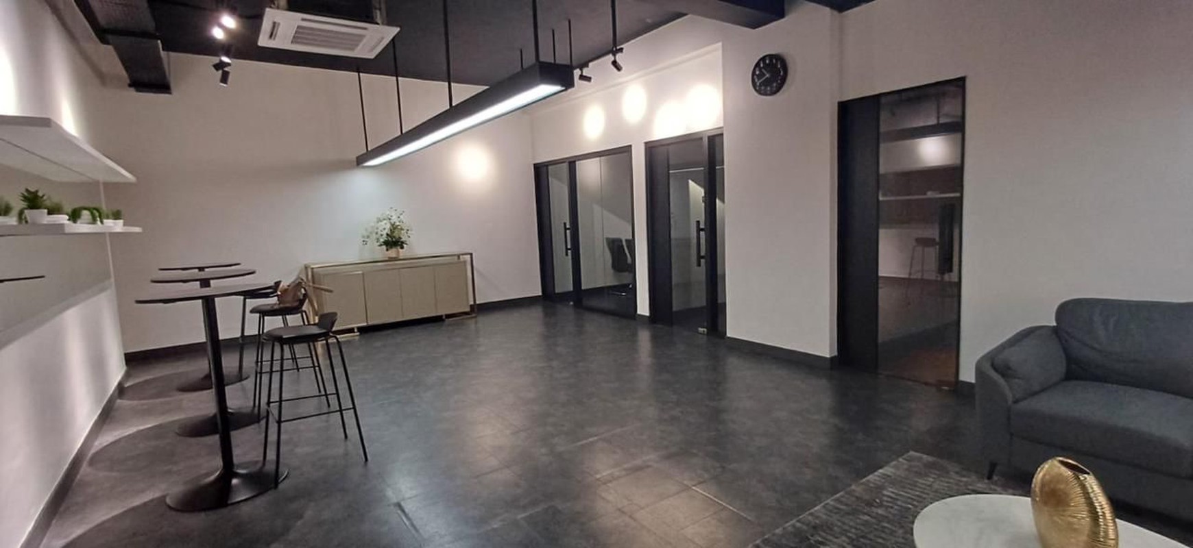 BANGUNAN EX KLINIK KECANTIKAN DI KEBAYORAN BARU, JAKARTA SELATAN