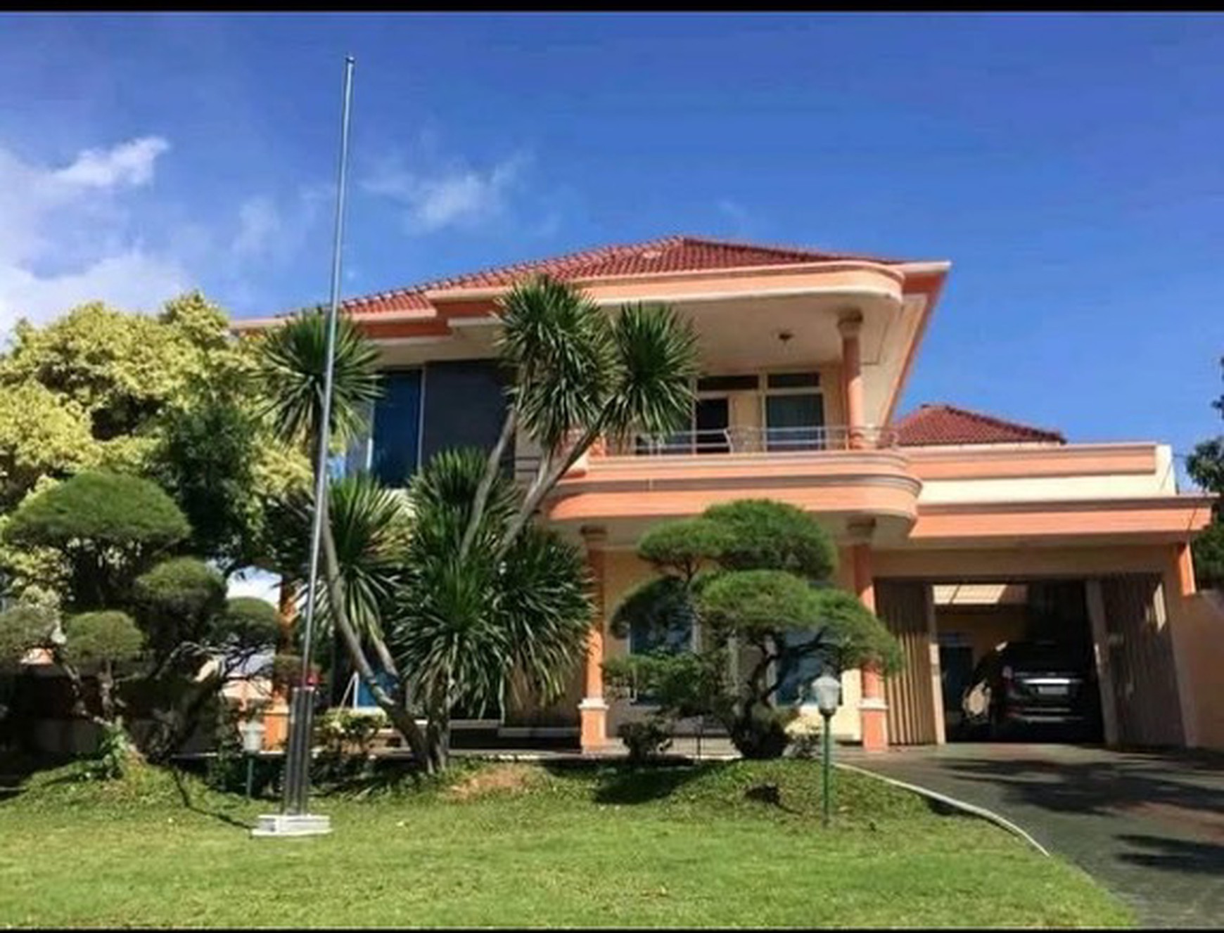 dijual rumah mewah memiliki kolam renang di teluk betung selatan