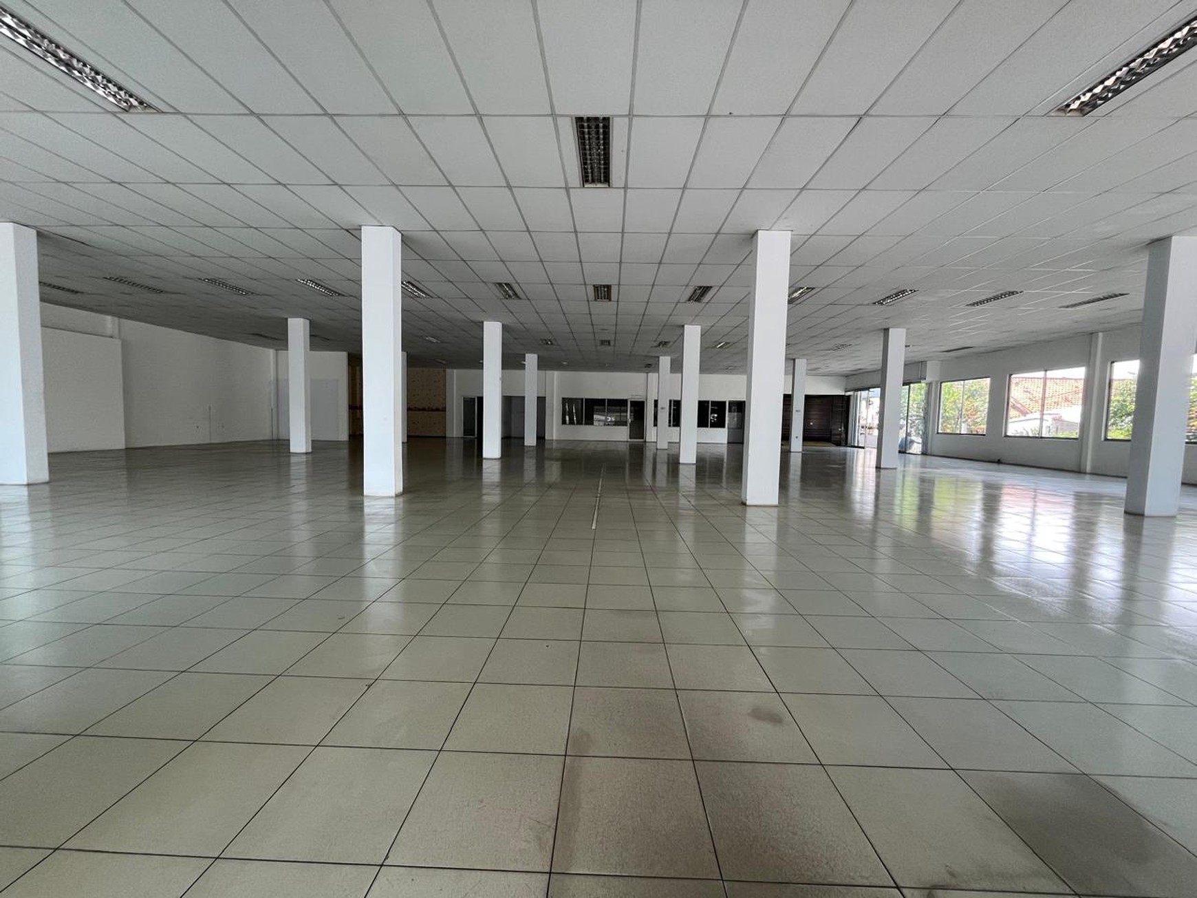 Disewakan Gedung Ex Kia Cimone JL. Merdeka - Pabuaran Tangerang