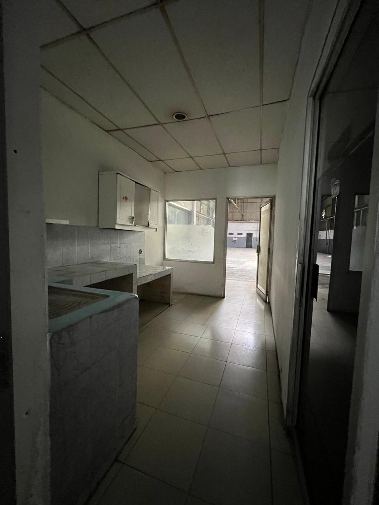 Disewakan Gedung Ex Kia Cimone JL. Merdeka - Pabuaran Tangerang