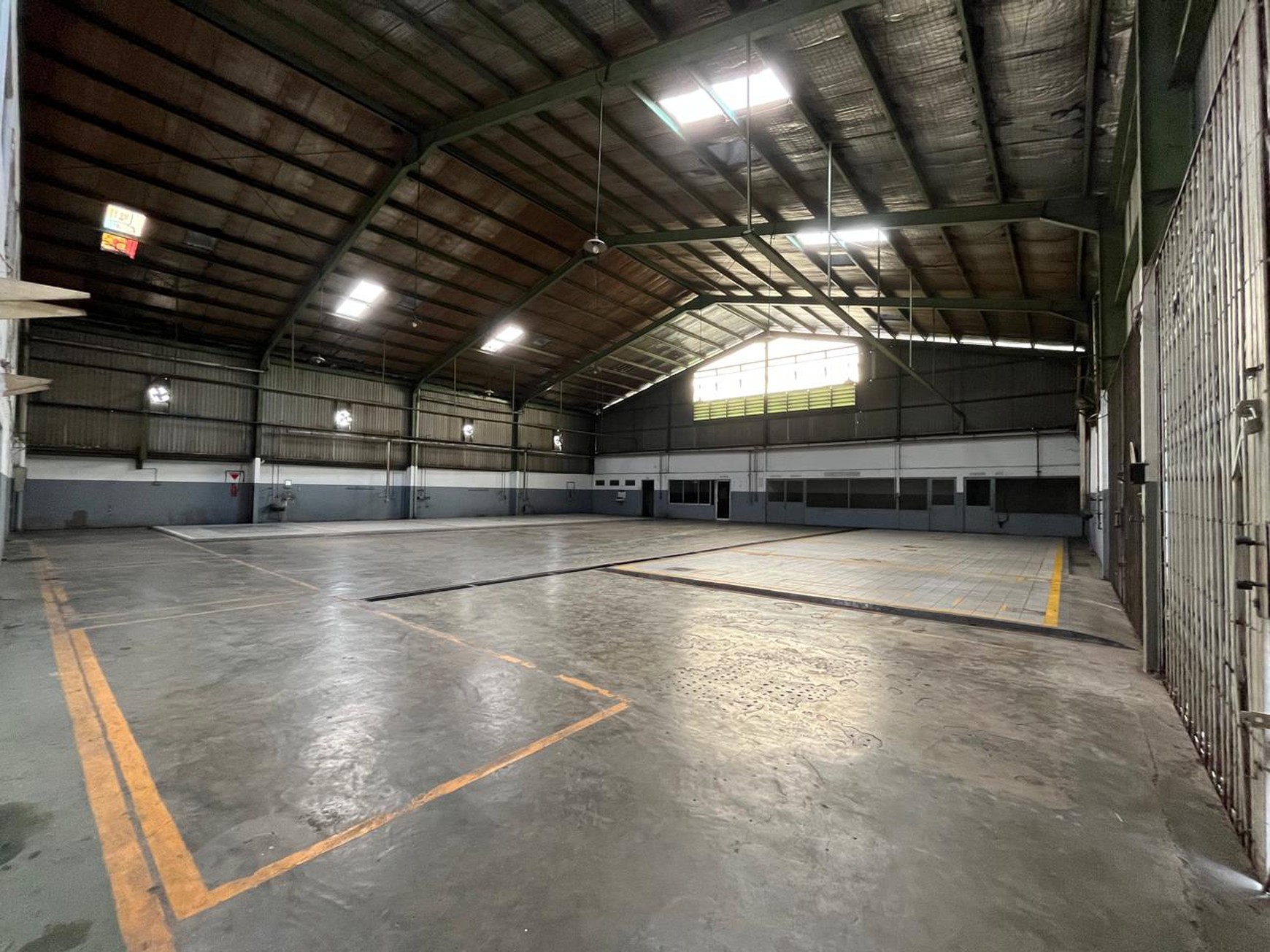 Disewakan Gedung Ex Kia Cimone JL. Merdeka - Pabuaran Tangerang