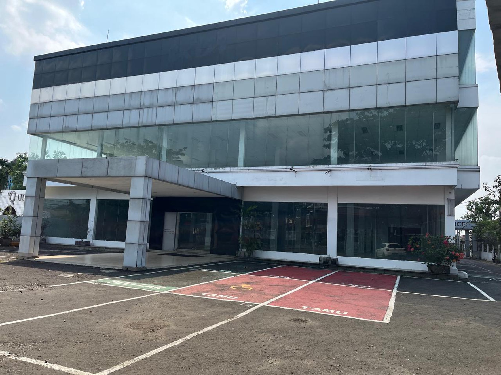 Disewakan Gedung Ex Kia Cimone JL. Merdeka - Pabuaran Tangerang