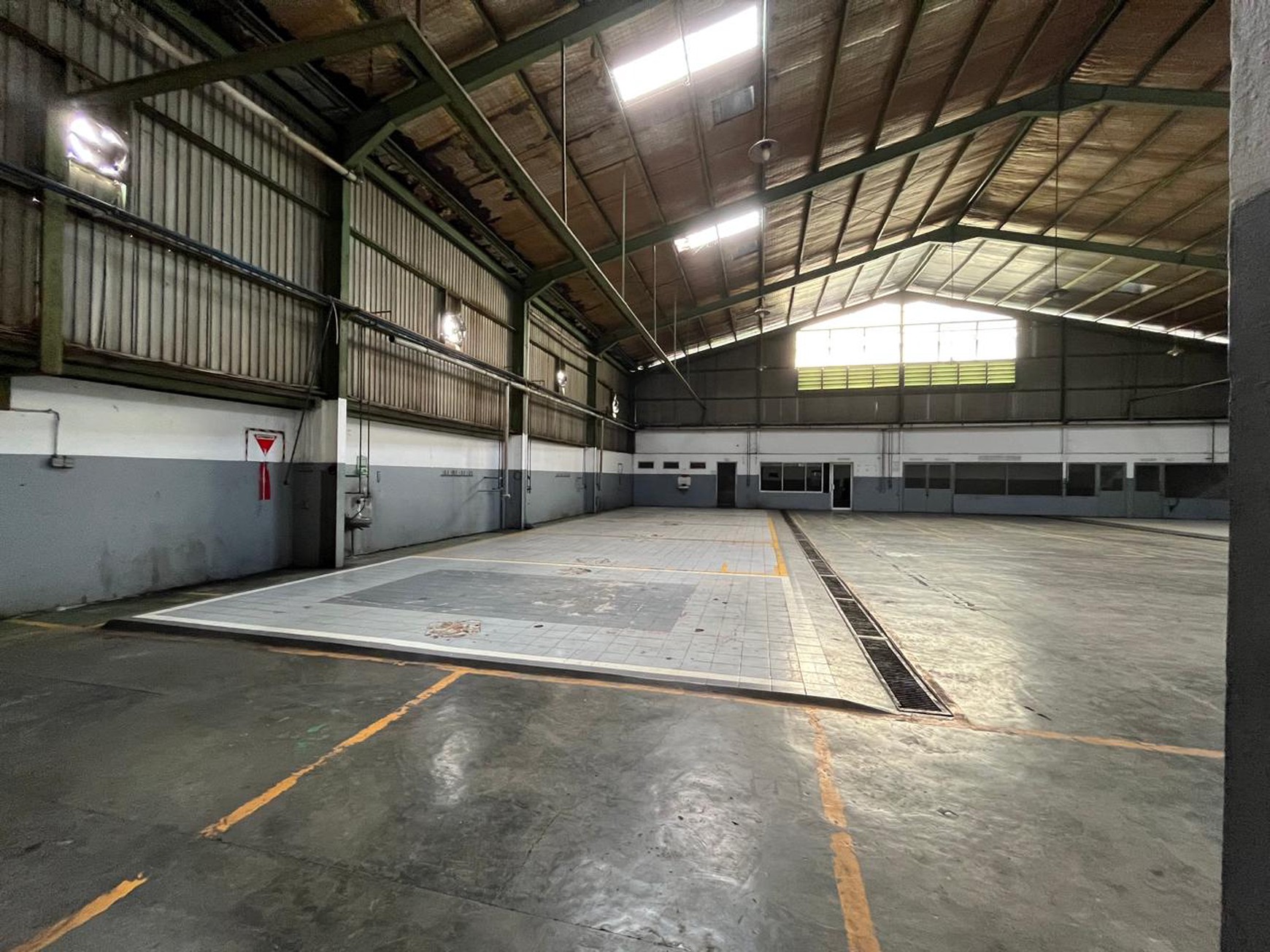 Disewakan Gedung Ex Kia Cimone JL. Merdeka - Pabuaran Tangerang