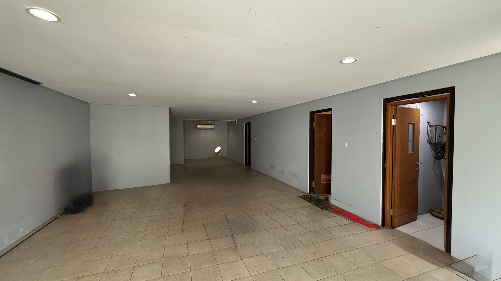 RUMAH MODERN DI KAWASAN SENOPATI, COCOK UNTUK RUMAH TINGGAL ATAU KANTOR