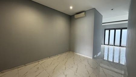 RUMAH MODERN DI KAWASAN SENOPATI, COCOK UNTUK RUMAH TINGGAL ATAU KANTOR