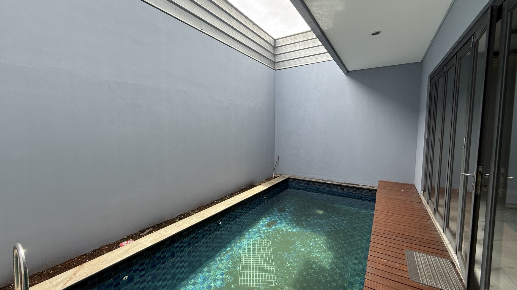 RUMAH MODERN DI KAWASAN SENOPATI, COCOK UNTUK RUMAH TINGGAL ATAU KANTOR