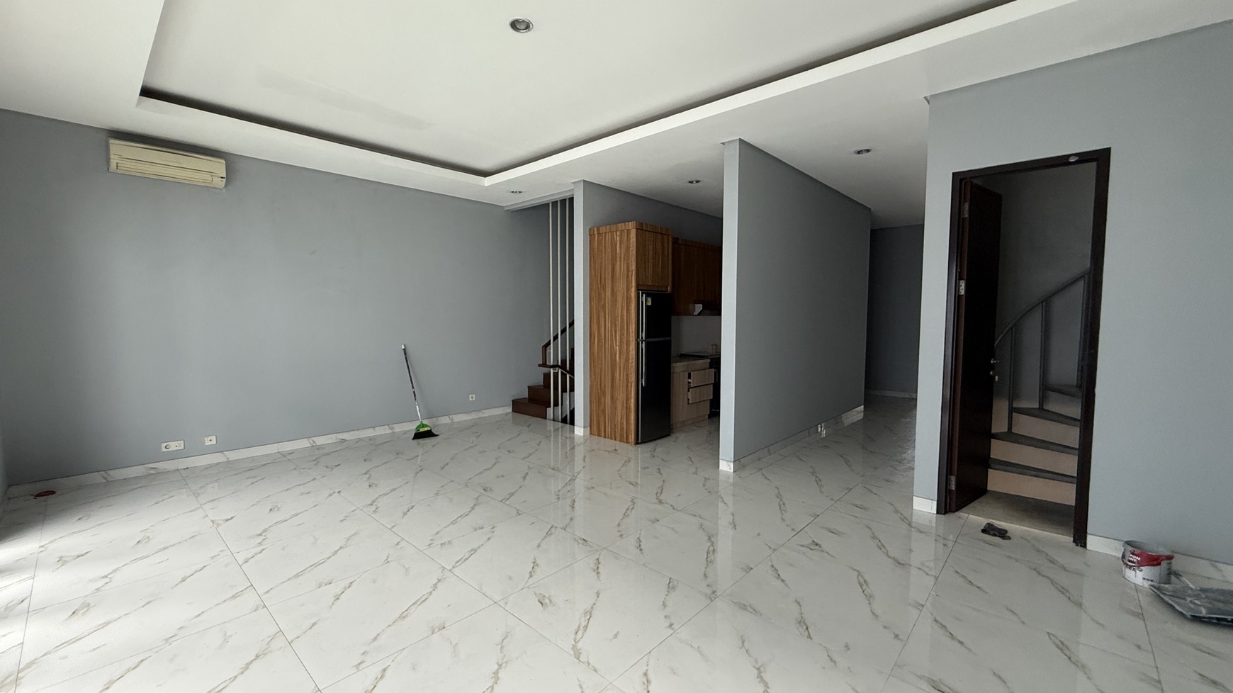 RUMAH MODERN DI KAWASAN SENOPATI, COCOK UNTUK RUMAH TINGGAL ATAU KANTOR