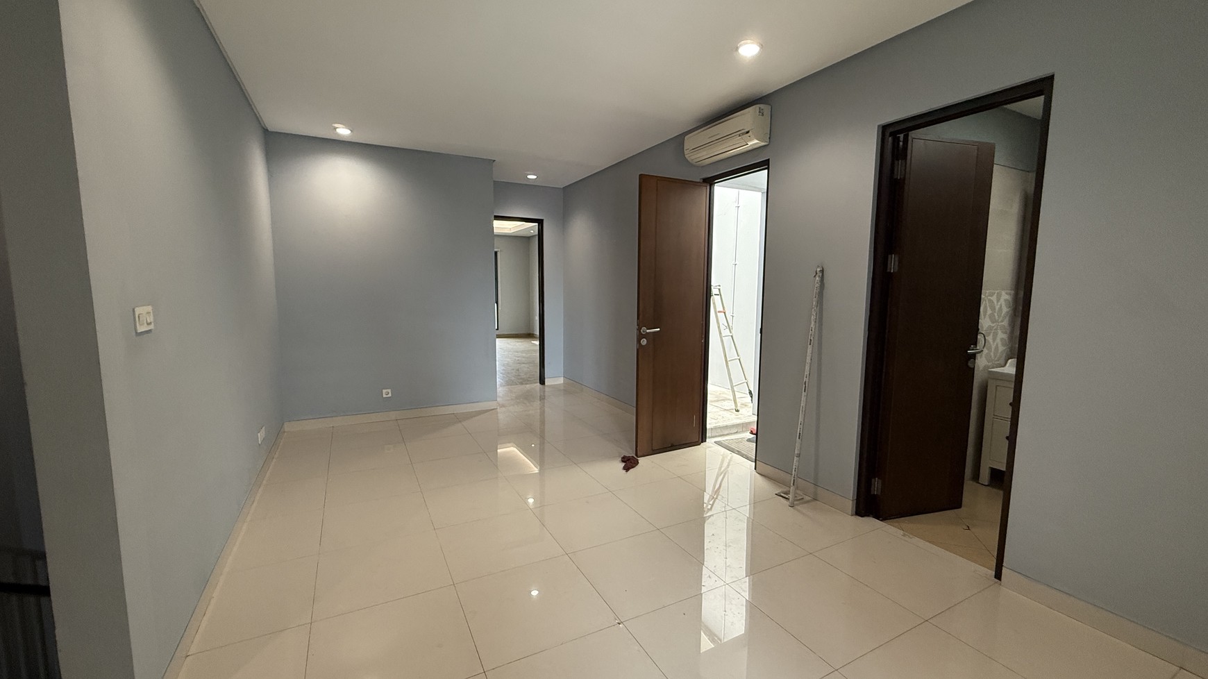 RUMAH MODERN DI KAWASAN SENOPATI, COCOK UNTUK RUMAH TINGGAL ATAU KANTOR