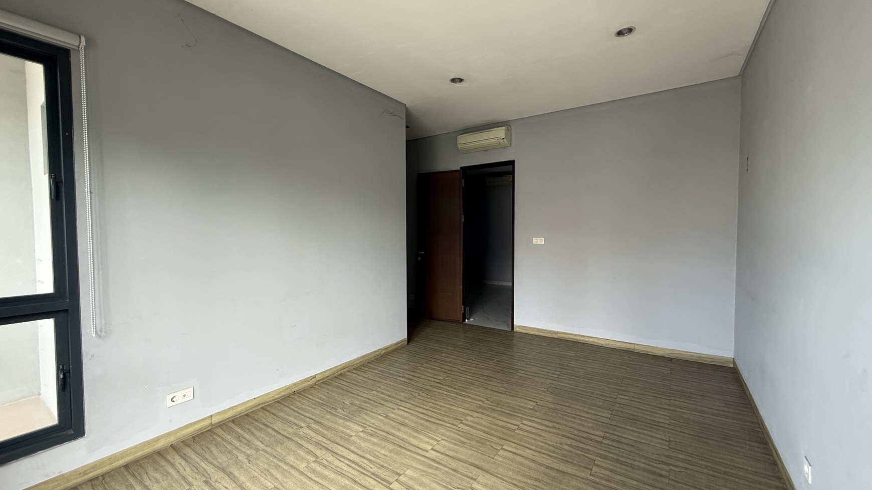 RUMAH MODERN DI KAWASAN SENOPATI, COCOK UNTUK RUMAH TINGGAL ATAU KANTOR
