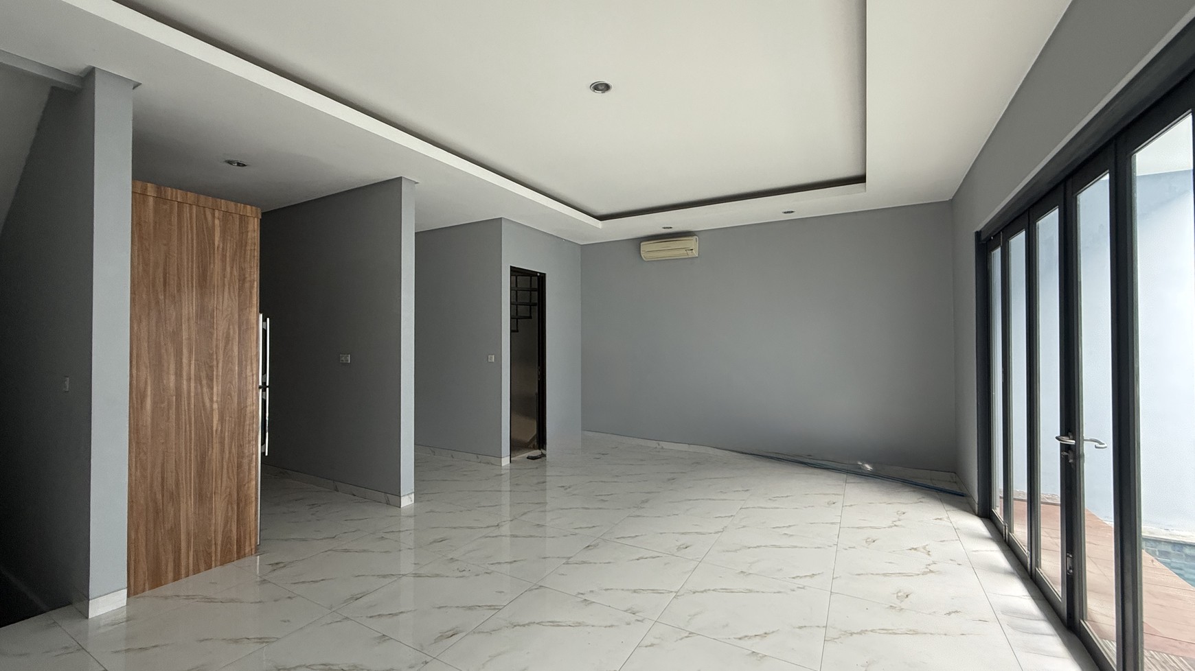 RUMAH MODERN DI KAWASAN SENOPATI, COCOK UNTUK RUMAH TINGGAL ATAU KANTOR
