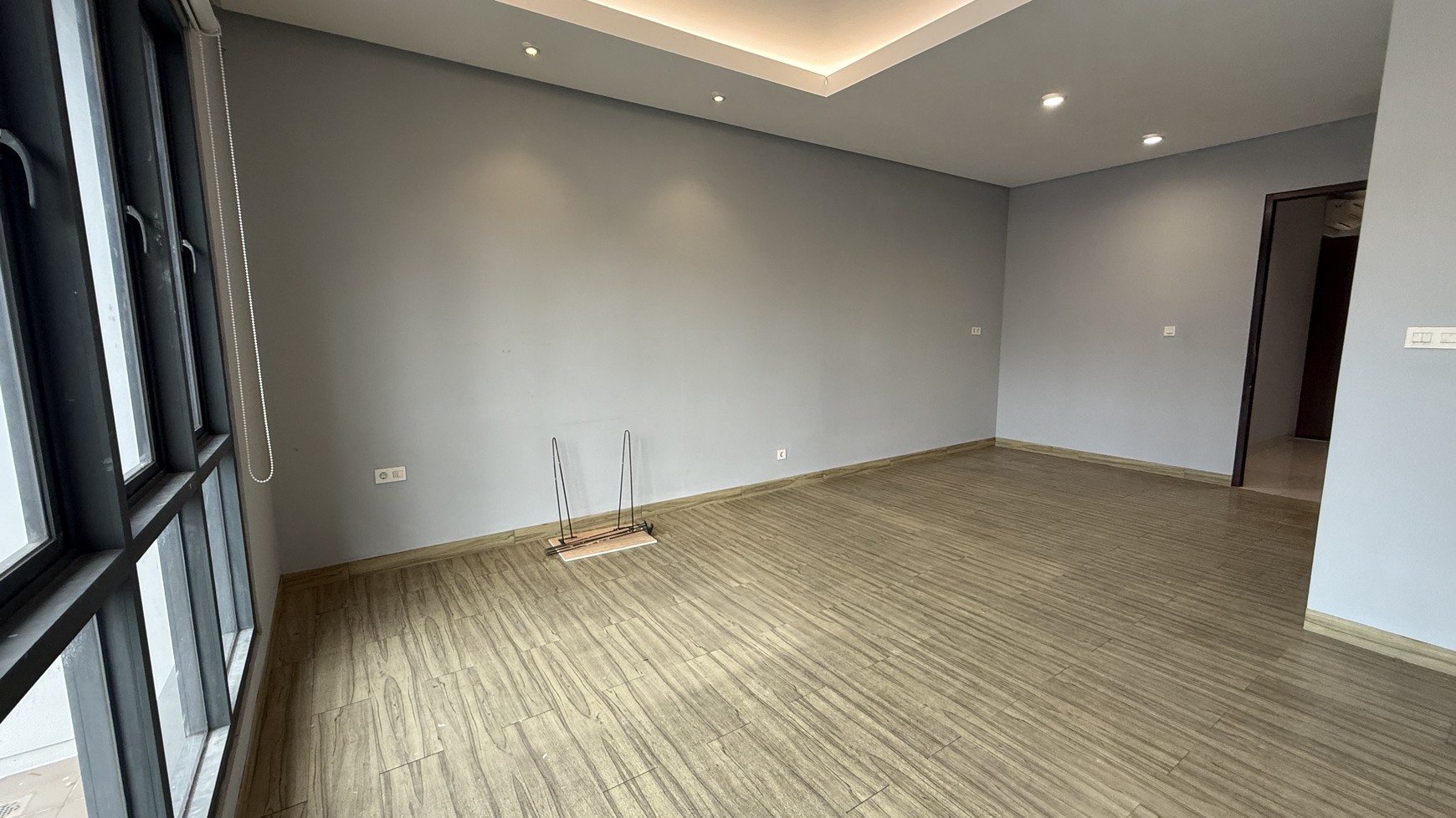 RUMAH MODERN DI KAWASAN SENOPATI, COCOK UNTUK RUMAH TINGGAL ATAU KANTOR